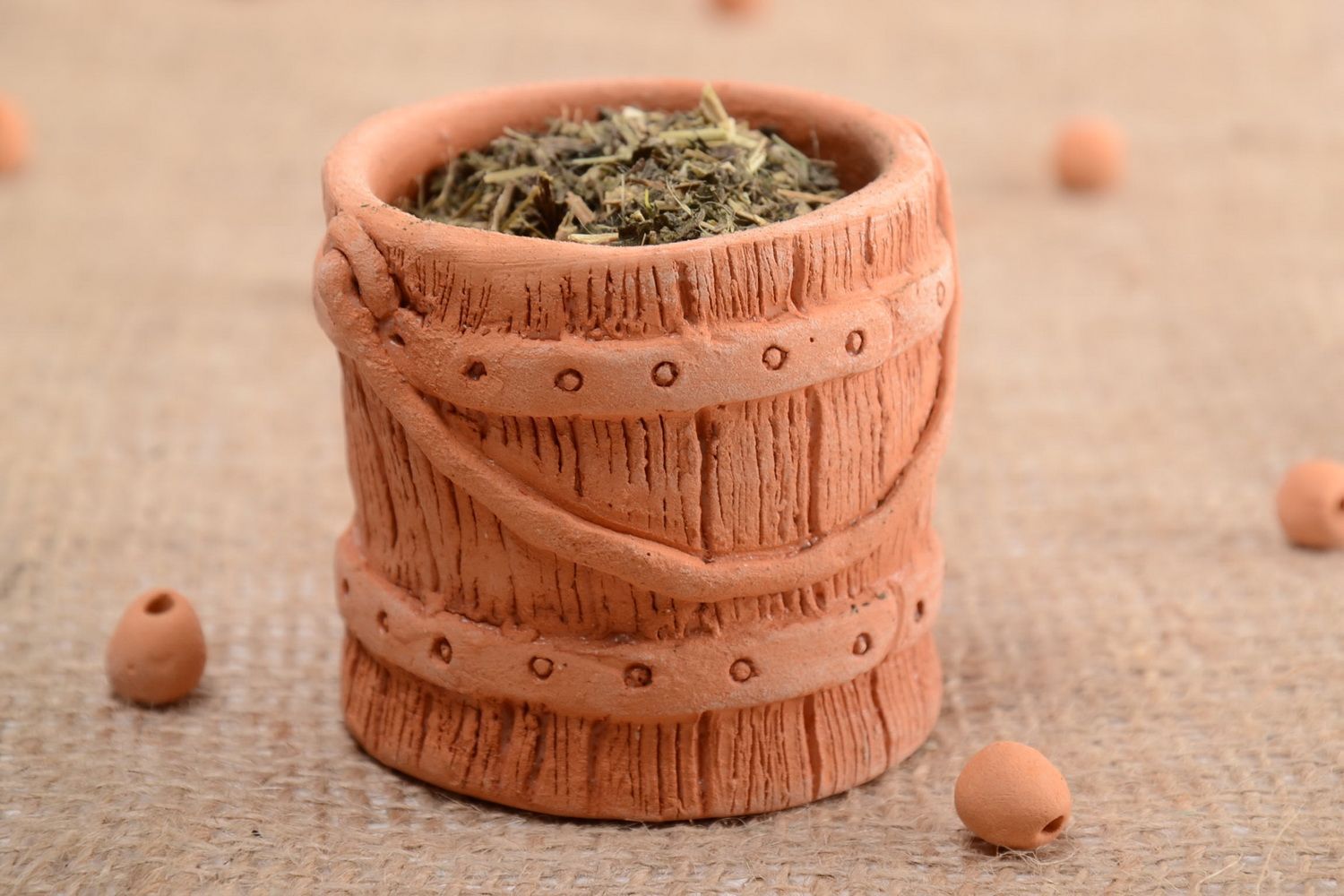 Pot pour épices en céramique brun clair en forme de seau fait main style écolo  photo 1