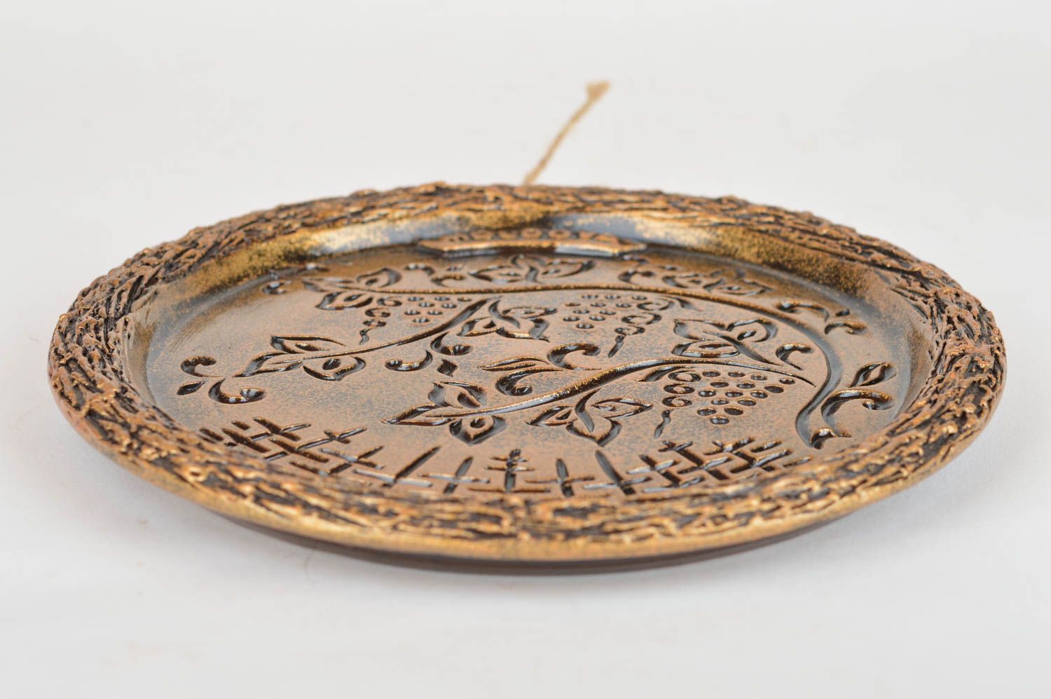 Керамическая тарелка декоративная на стену золотого цвета ручной работы фото 4