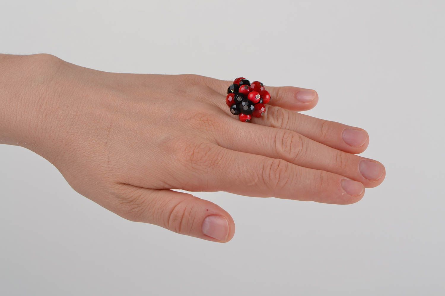 Steinen Ring aus Glasperlen schwarz mit rot verstellbar interessant handgemacht foto 2