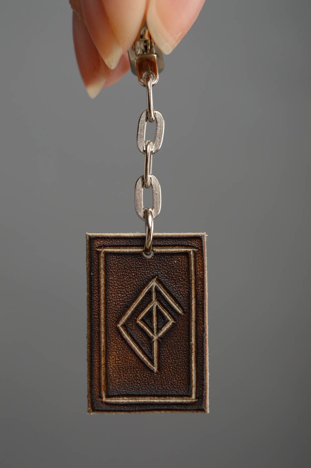 Petit porte-clés en cuir naturel avec rune fait main marron rectangulaire photo 3