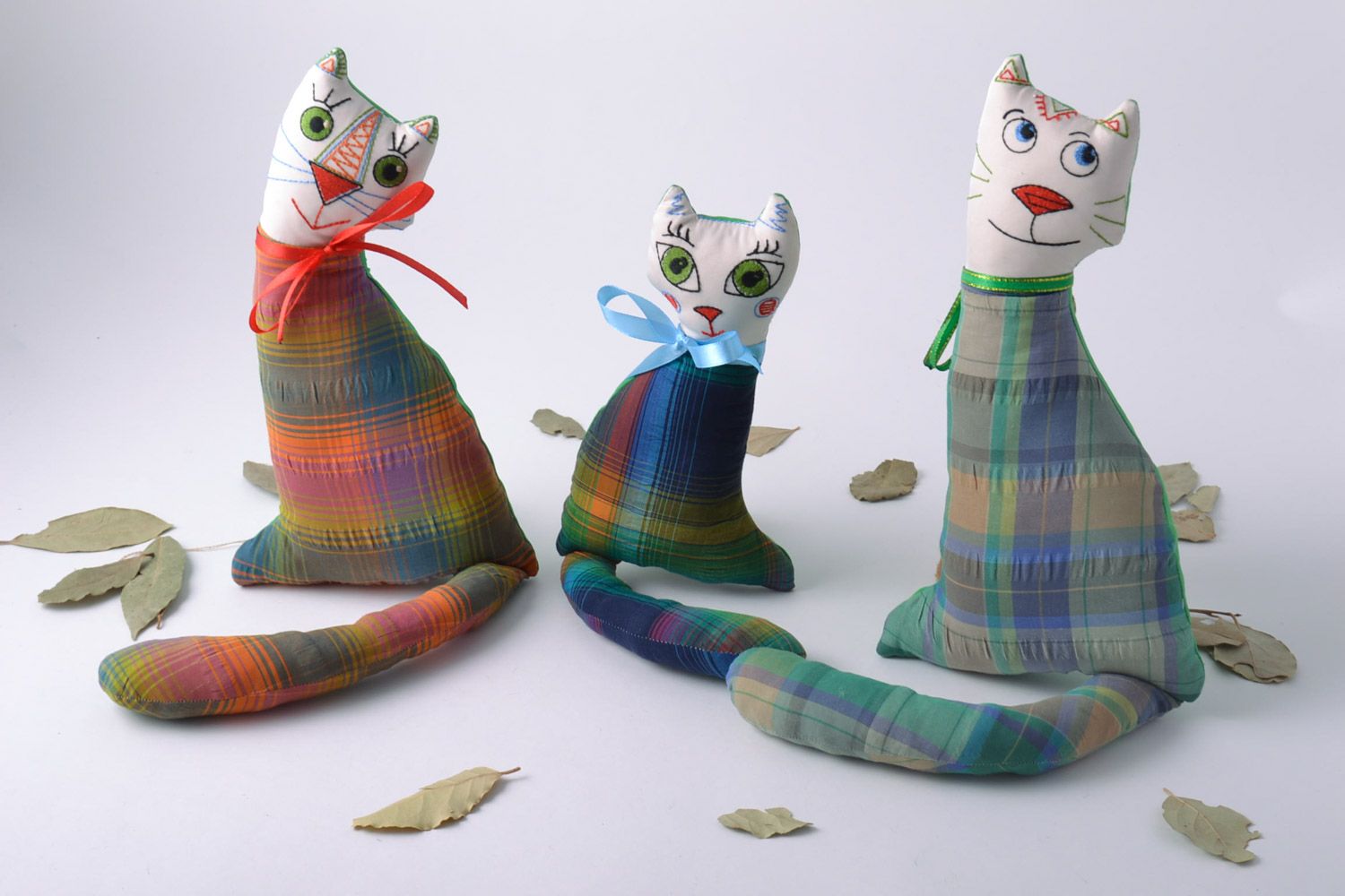 Künstler handmade Stofftiere Set 3 Stück Katzen aus Stoff kariert foto 1