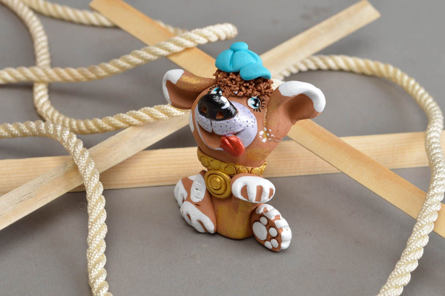 Веселая керамическая фигурка ручной работы собака чемпион с медалью в кепке фото 1
