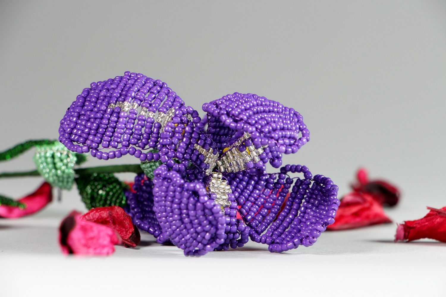Dekorative Blume aus Perlen Schwertlilie foto 5