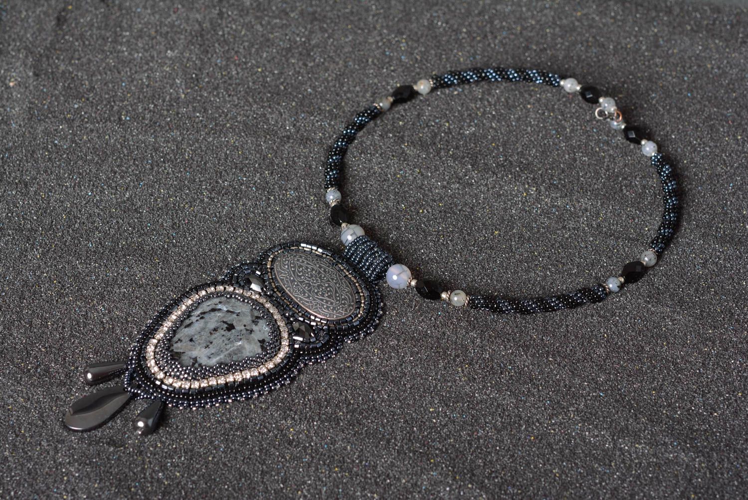 Колье из бисера с камнями колье ручной работы ожерелье с камнями и бисером  фото 1