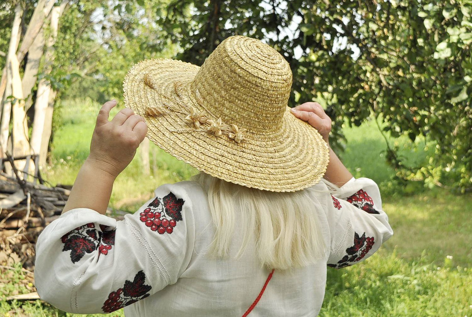 Sombrero de mujer con flores tejidas foto 5