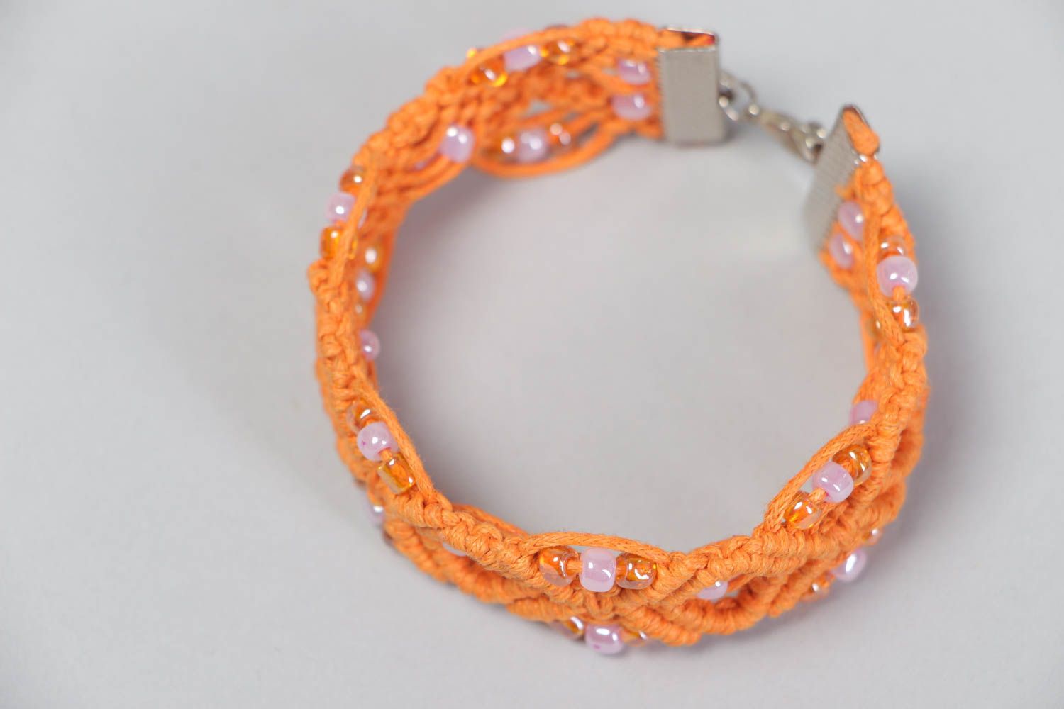 Текстильный браслет ажурный из ниток и бисера оранжевый красивый ручная работа фото 3