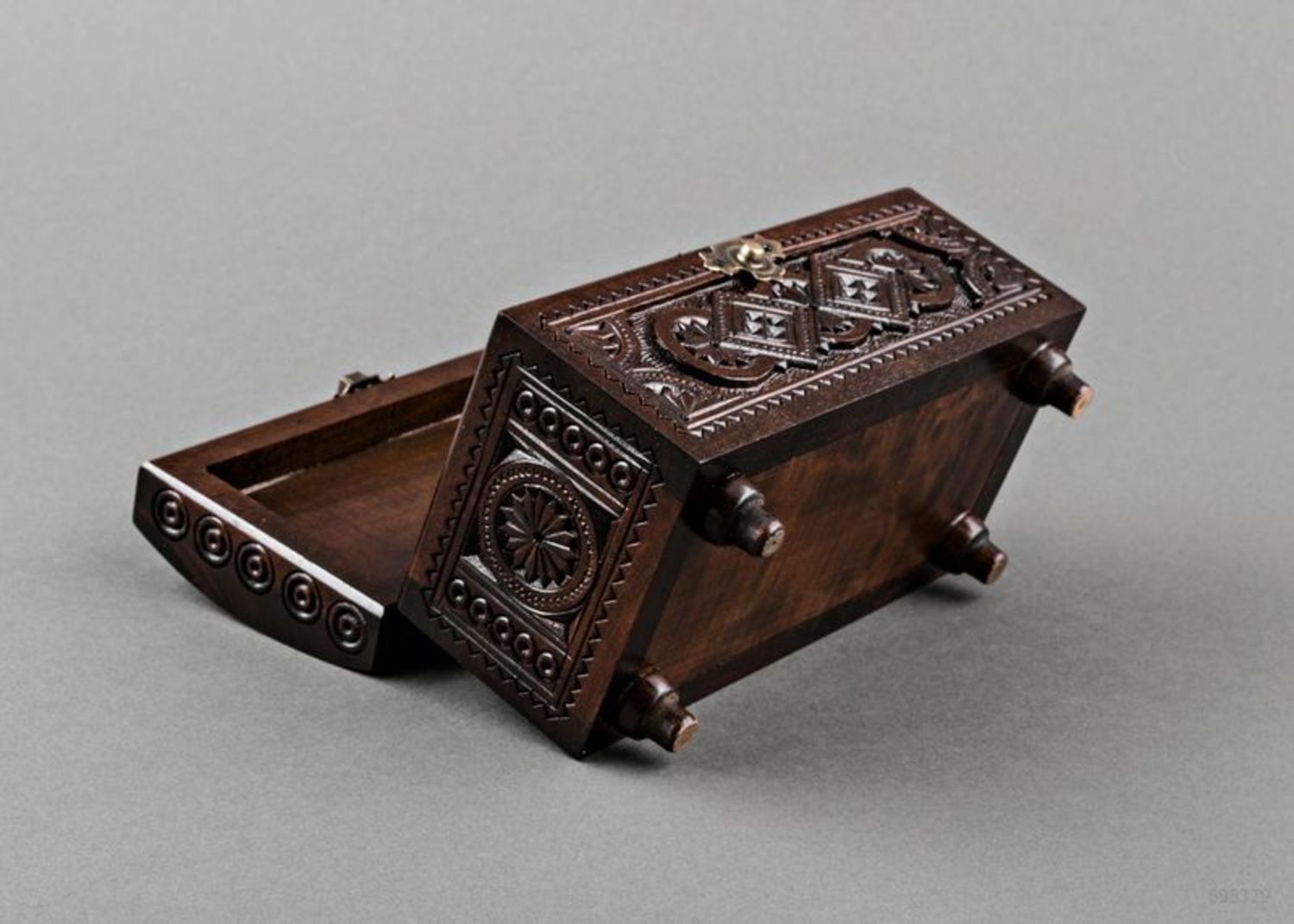Caixa de jóias esculpida de madeira com fechadura foto 5