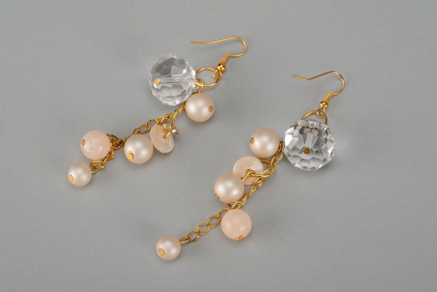 Metall-Ohrringe mit künstlichen Perlen foto 1