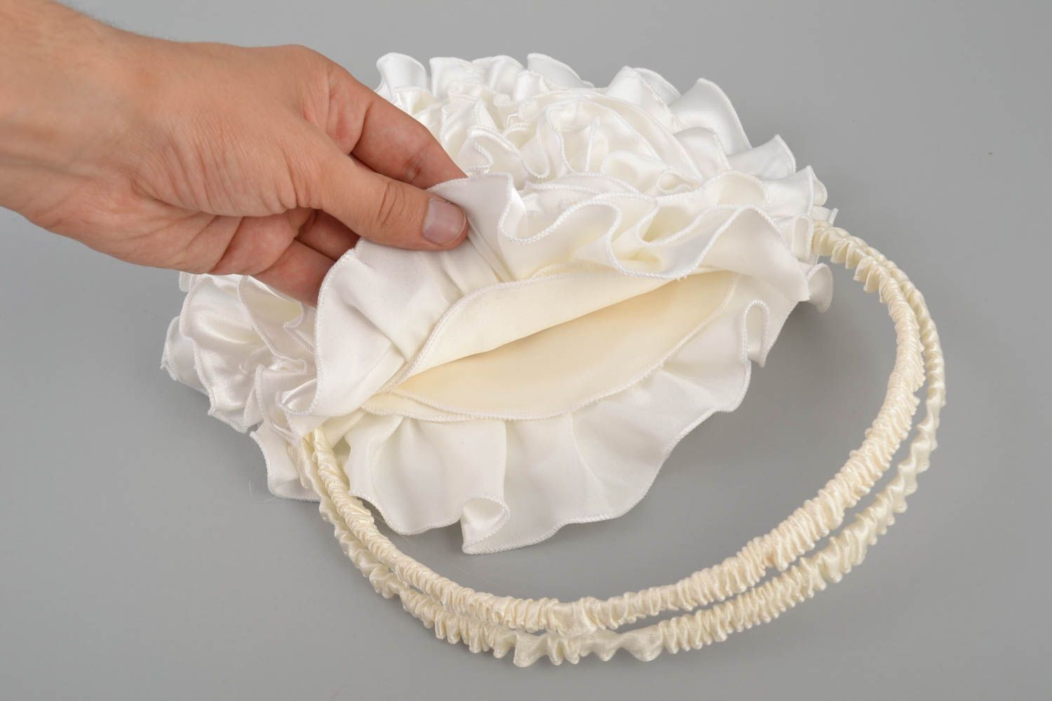 Белая свадебная сумочка для невесты в виде цветка из атласа ручной работы фото 5