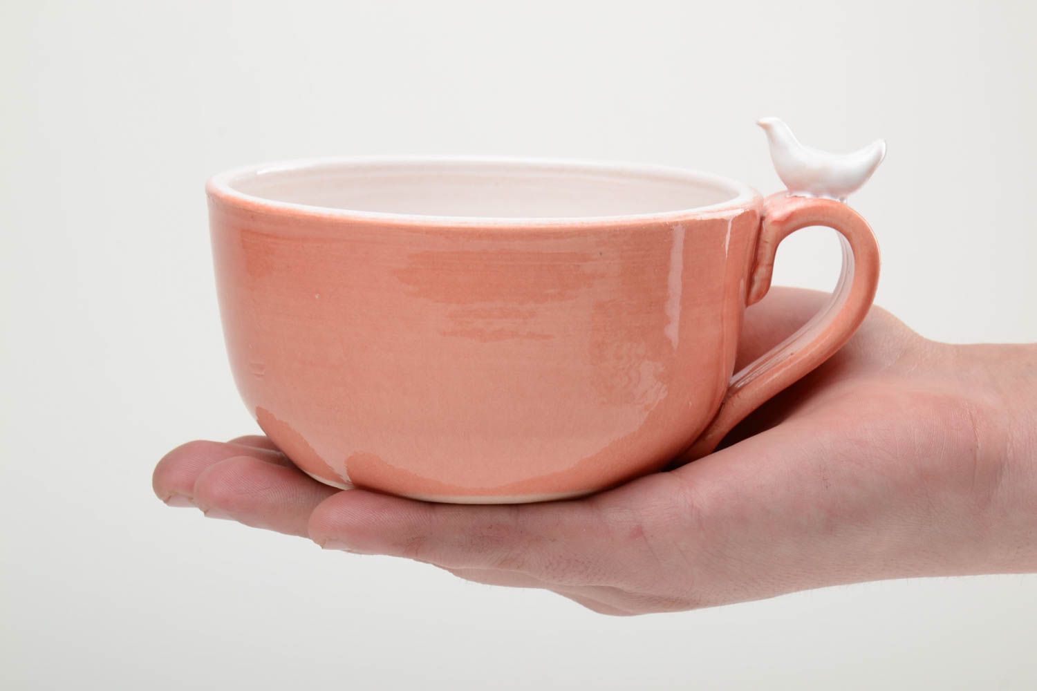 Глиняная чашка ручной работы глазурованная с птичкой на ручке розовая 500 мл фото 5