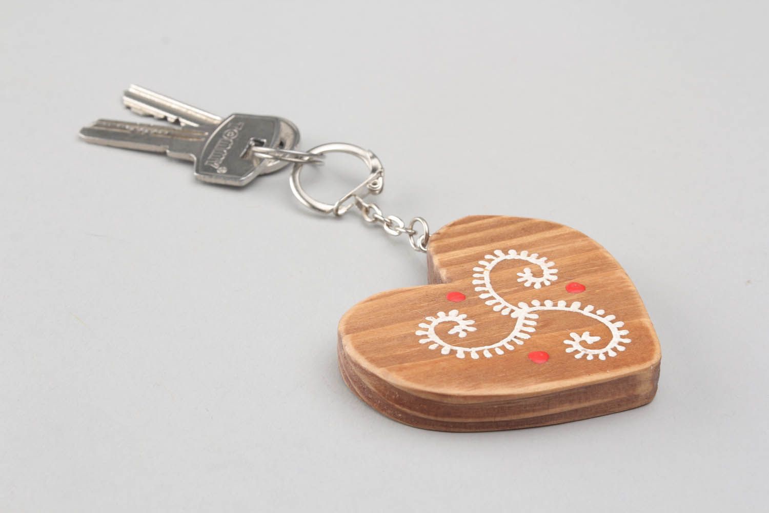 Porte-clés en bois cœur fait main photo 1