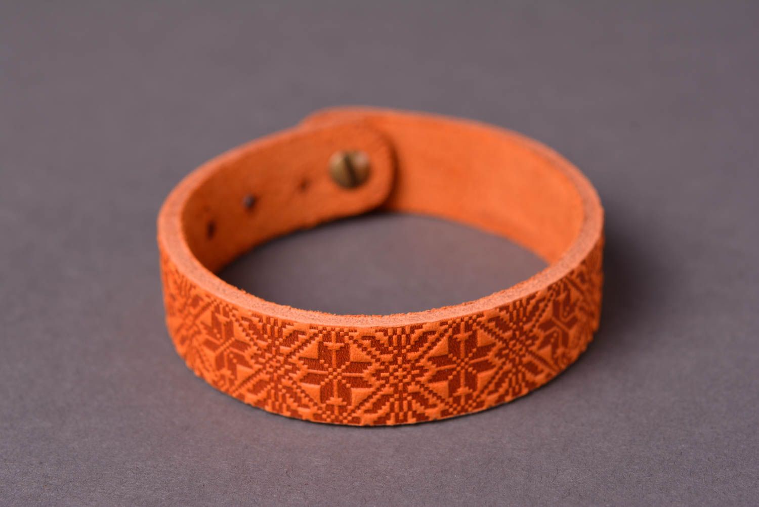 Кожаный браслет ручной работы аксессуар из кожи яркий браслет на руку с узором фото 2