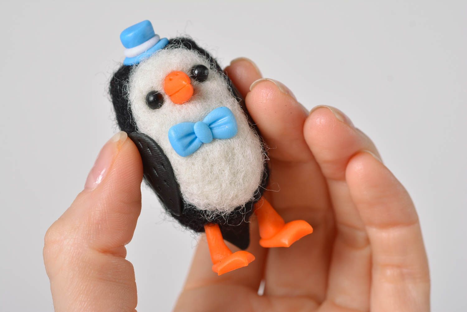 Валяная игрушка хэнд мэйд фигурка из пластики игрушка из шерсти Веселый пингвин фото 4