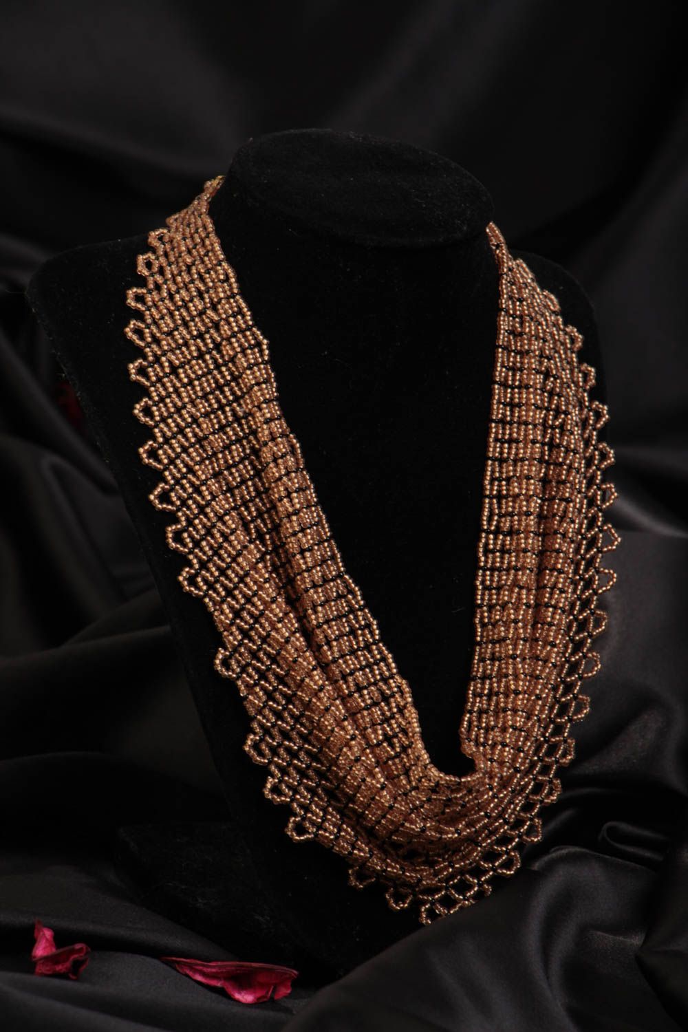 Collier en perles de rocailles fait main original en forme de fichu brun photo 1