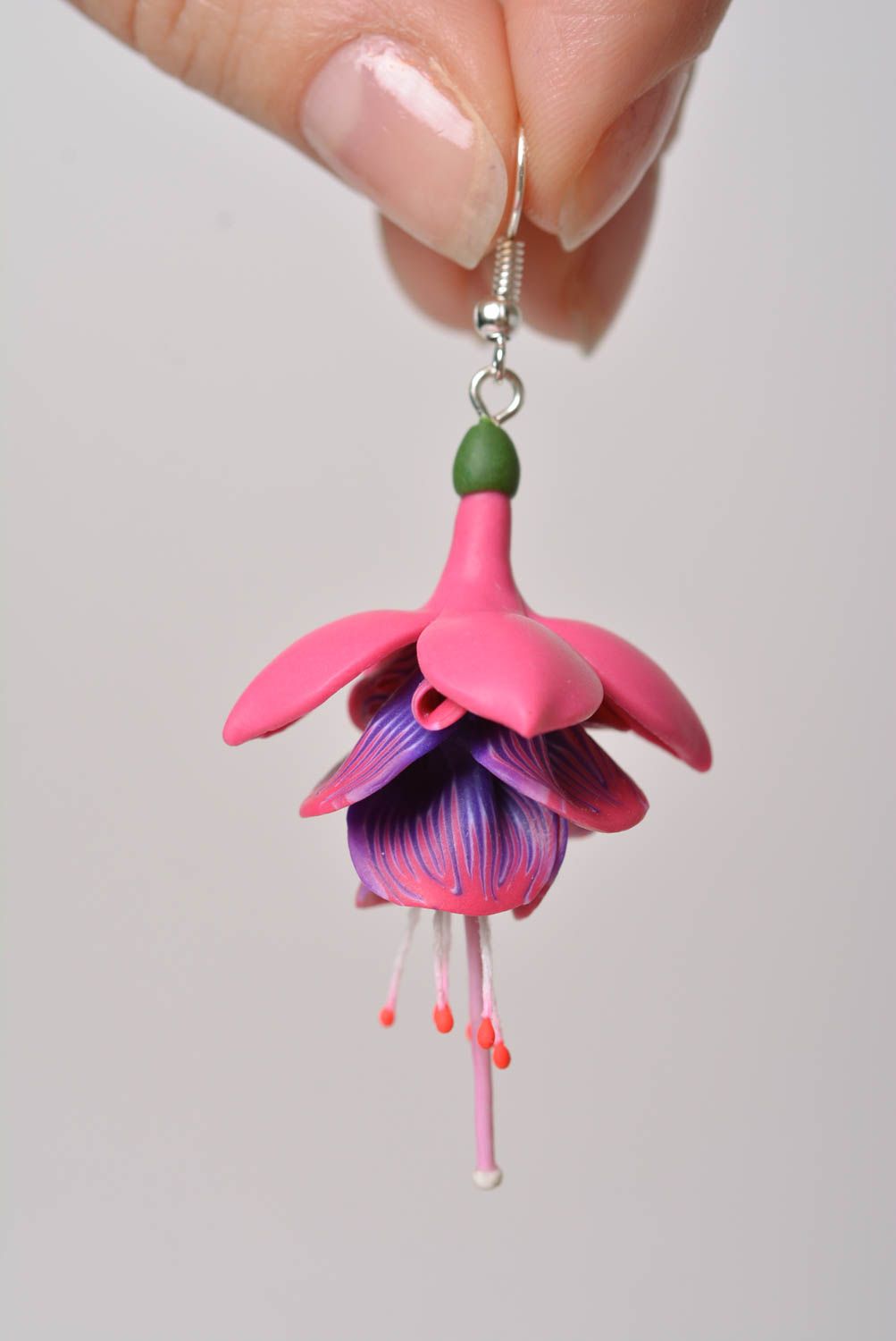 Schöne originelle handgemachte Ohrringe aus Polymerton mit rosafarbigen Blumen foto 2