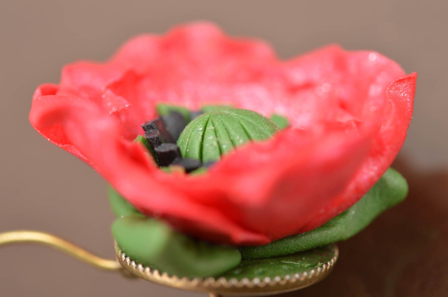Pendientes con flores de amapolas rojas de arcilla polimérica arteanales  foto 4