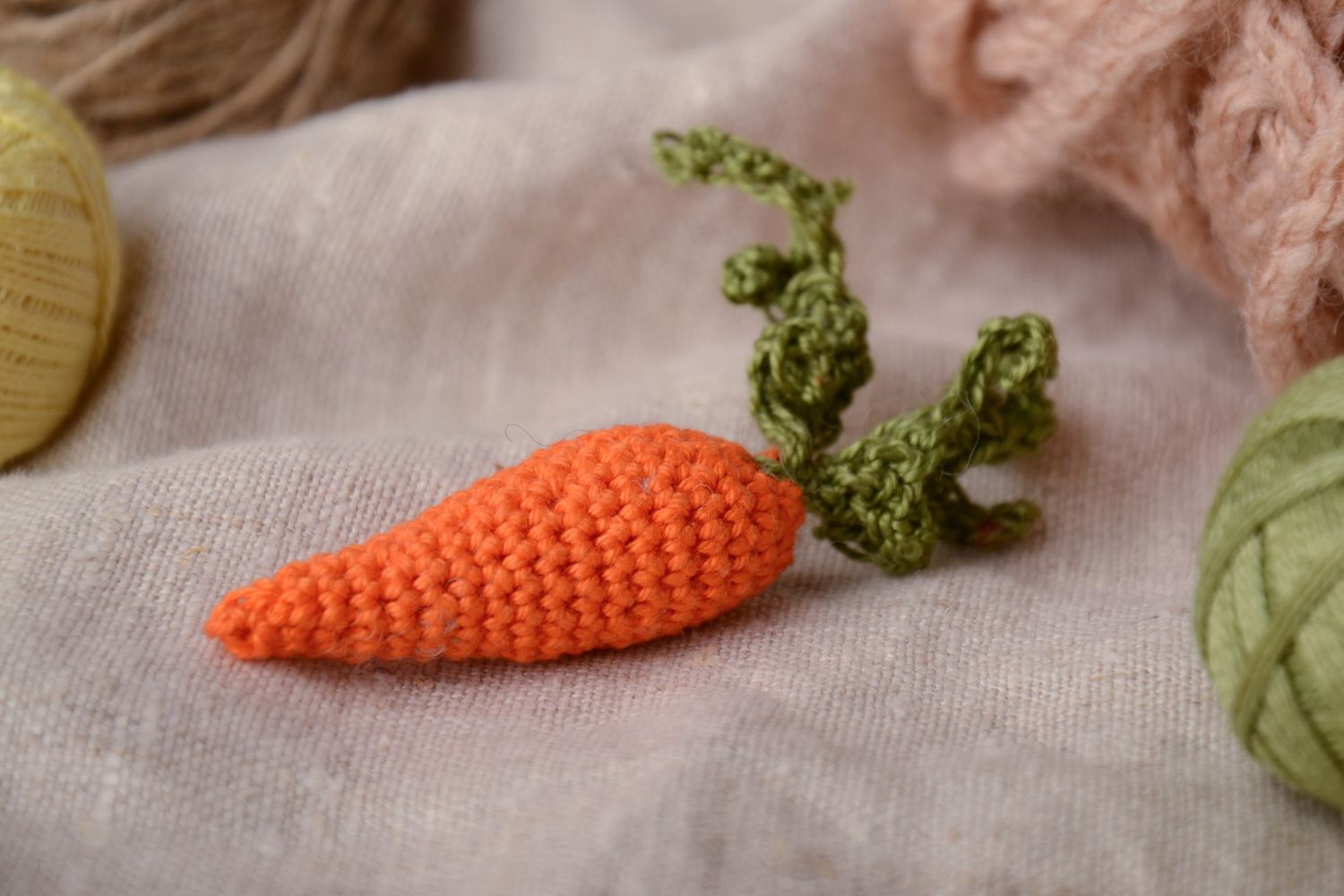Petit jouet décoratif tricoté mous fait main orange en forme de carotte photo 1