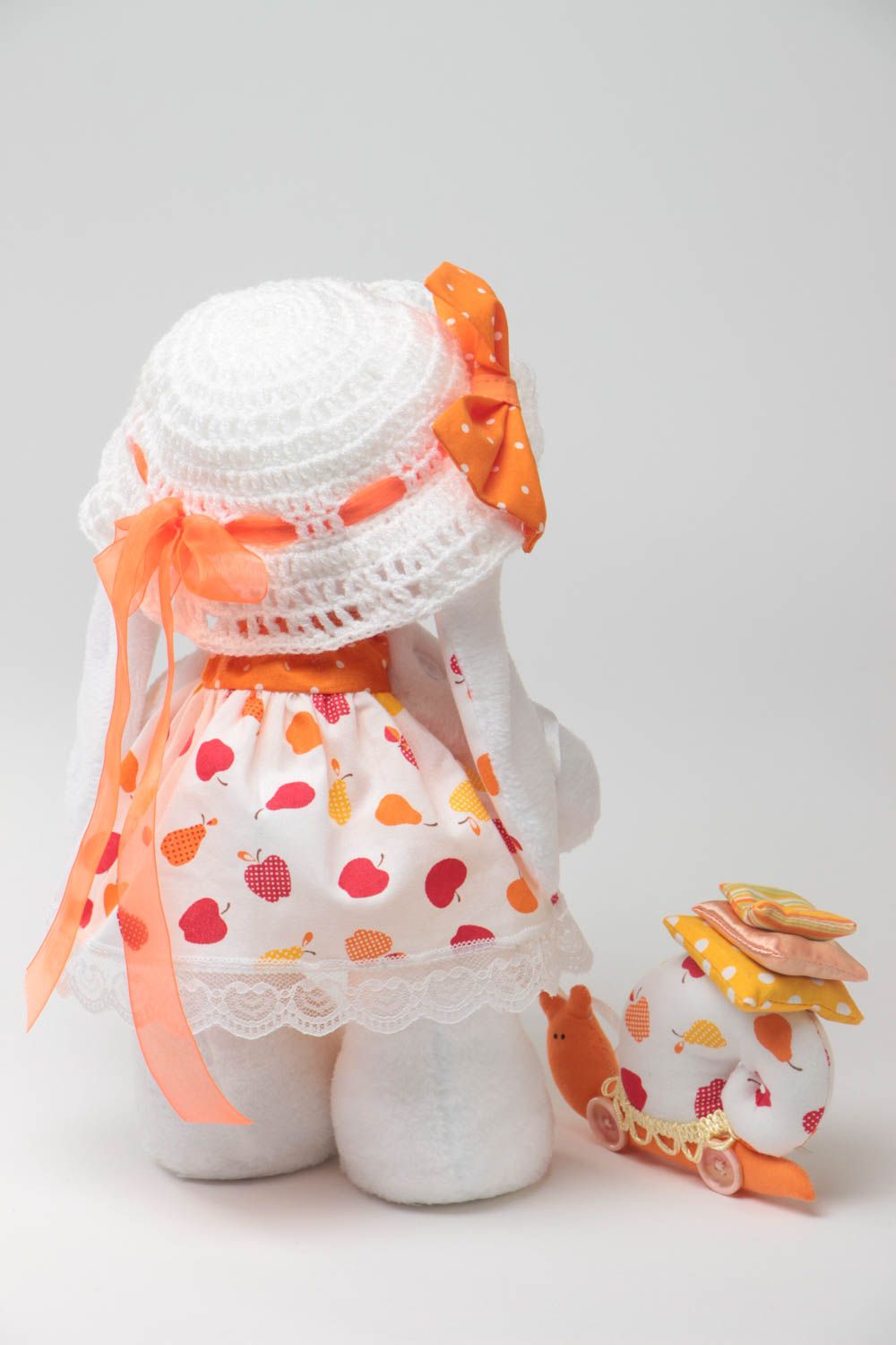 Textil Kuscheltier Hase mit Schnecke handgemachtes Spielzeug für Kinder foto 4