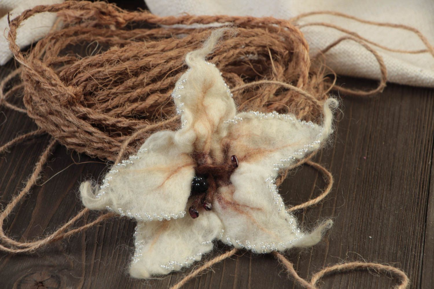 Grande Broche fleur de lis faite main en laine naturelle feutrée Cadeau femme photo 1
