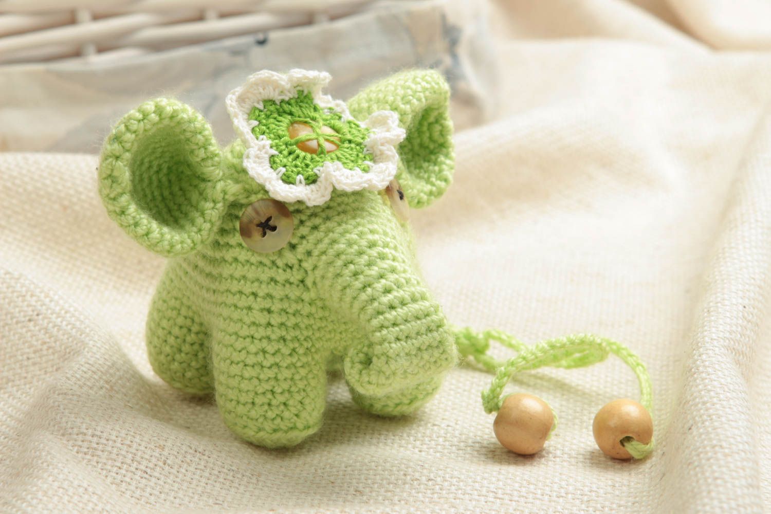 Jouet tricoté original fait main petit pour enfant forme d'éléphant vert clair photo 1