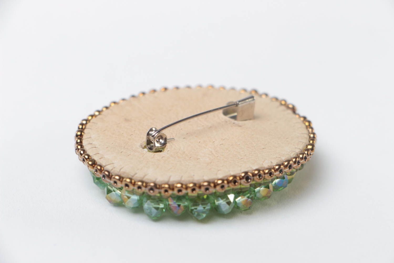 Broche artesanal ovalado con jaspe y abalorios verde sobre la base de cuero  foto 4