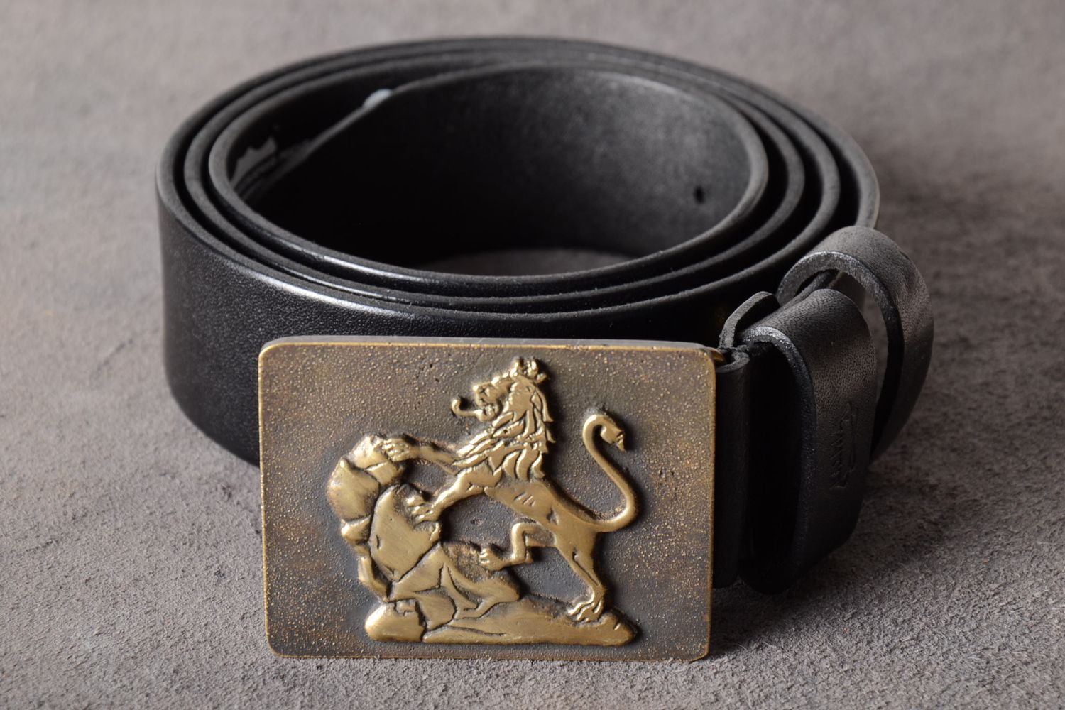 Handmade genuine leather belt with metal buckle in embossment in the shape of lion photo 1