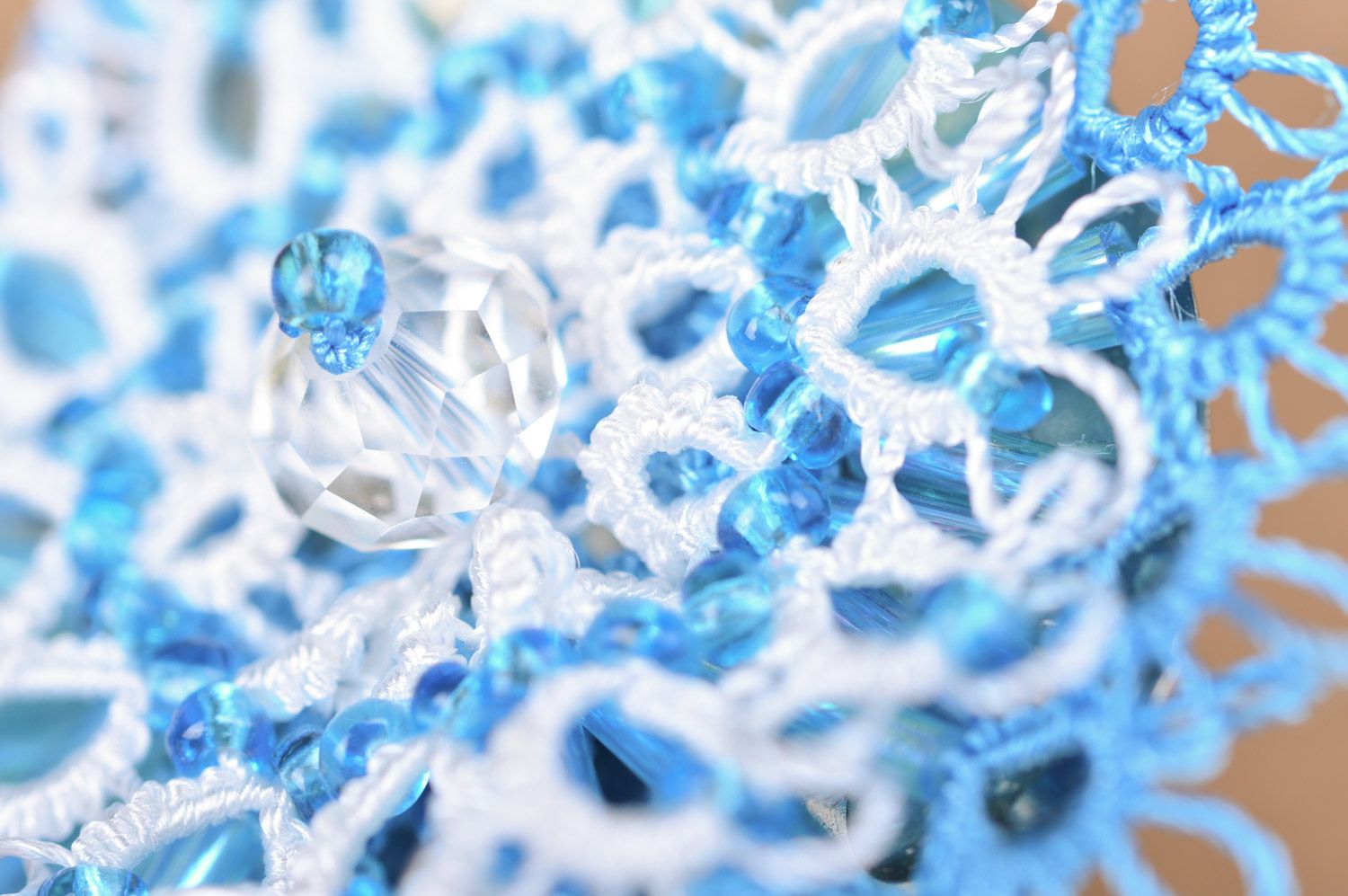 Текстильная брошь-заколка в виде голубого цветка в технике фриволите хэнд мэйд фото 4