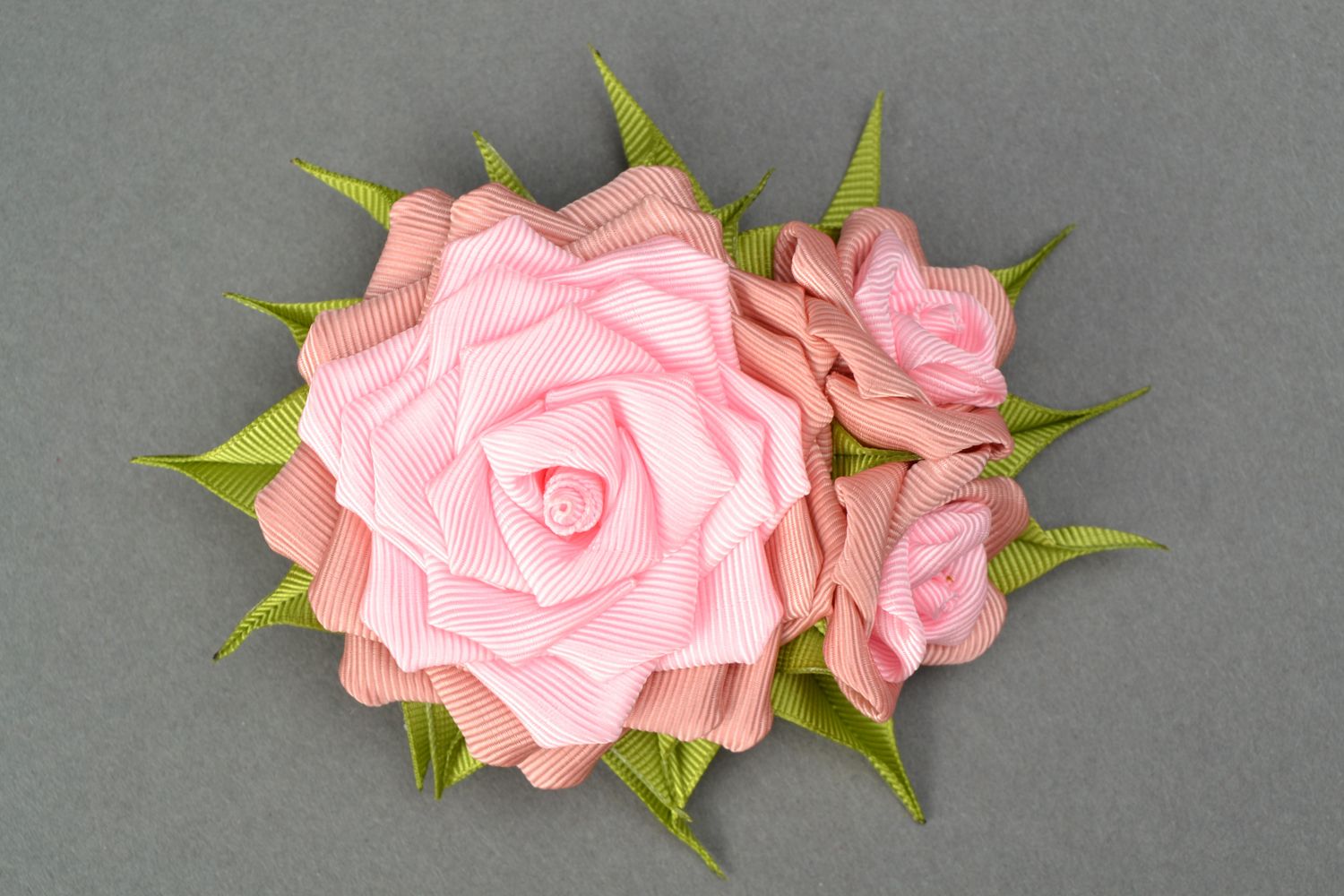Rep ribbon hair clip in the shape of roses photo 1