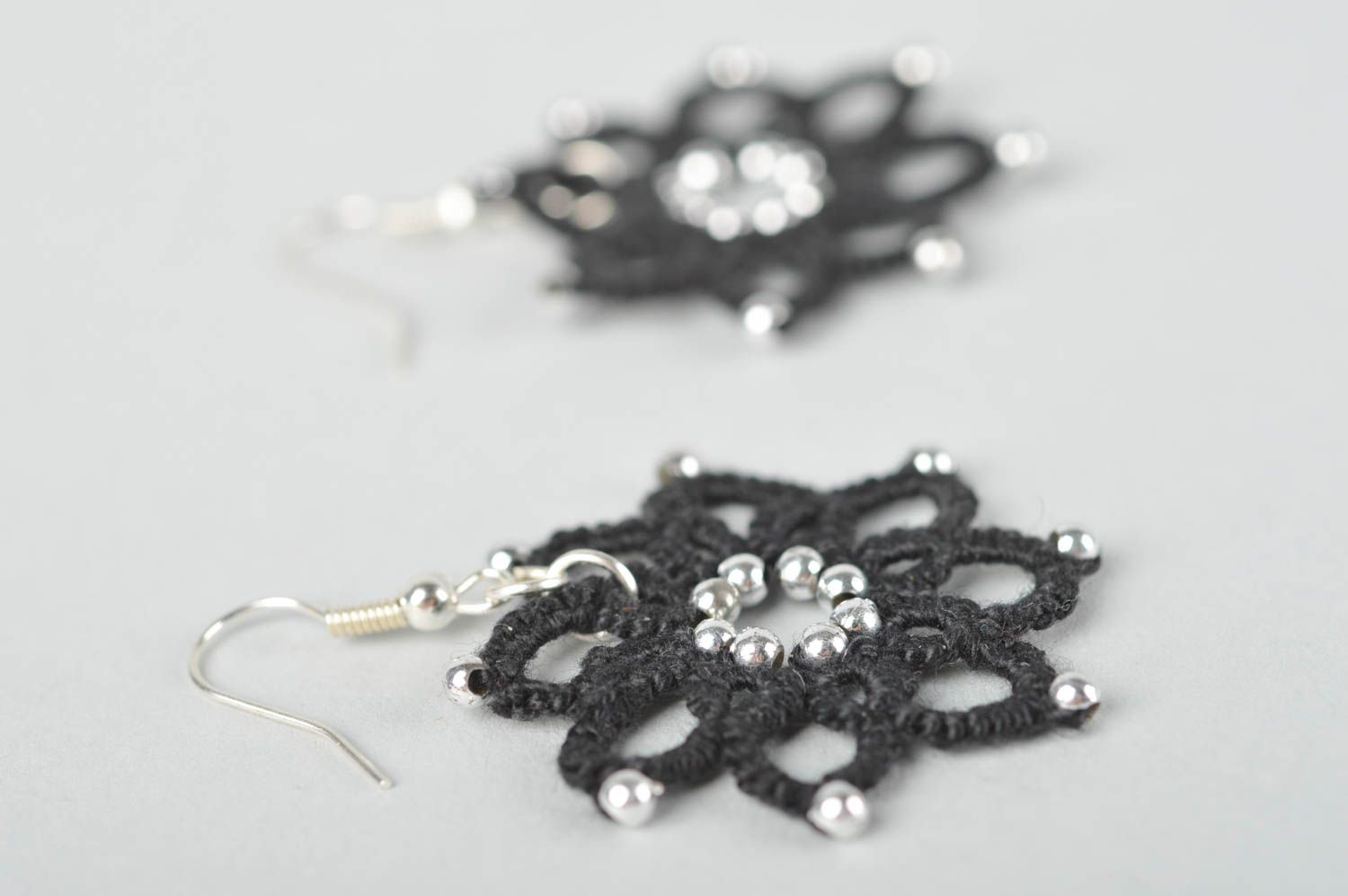 Boucles d'oreilles fait main Bijoux frivolité design fleur noire Cadeau femme photo 3