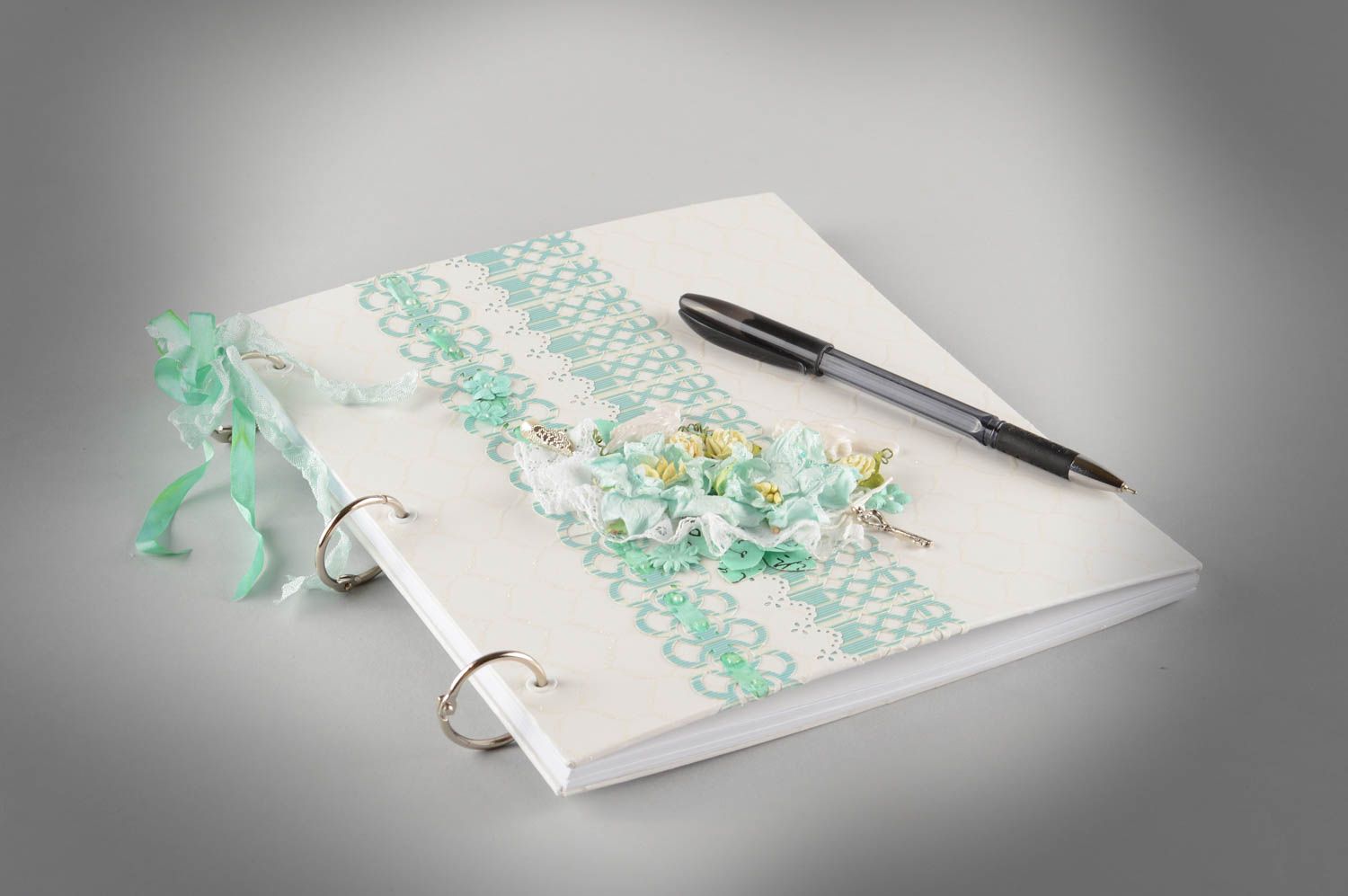 Schönes Gästebuch zur Hochzeit handmade Scrapbooking Technik in Weiß und Grün foto 1