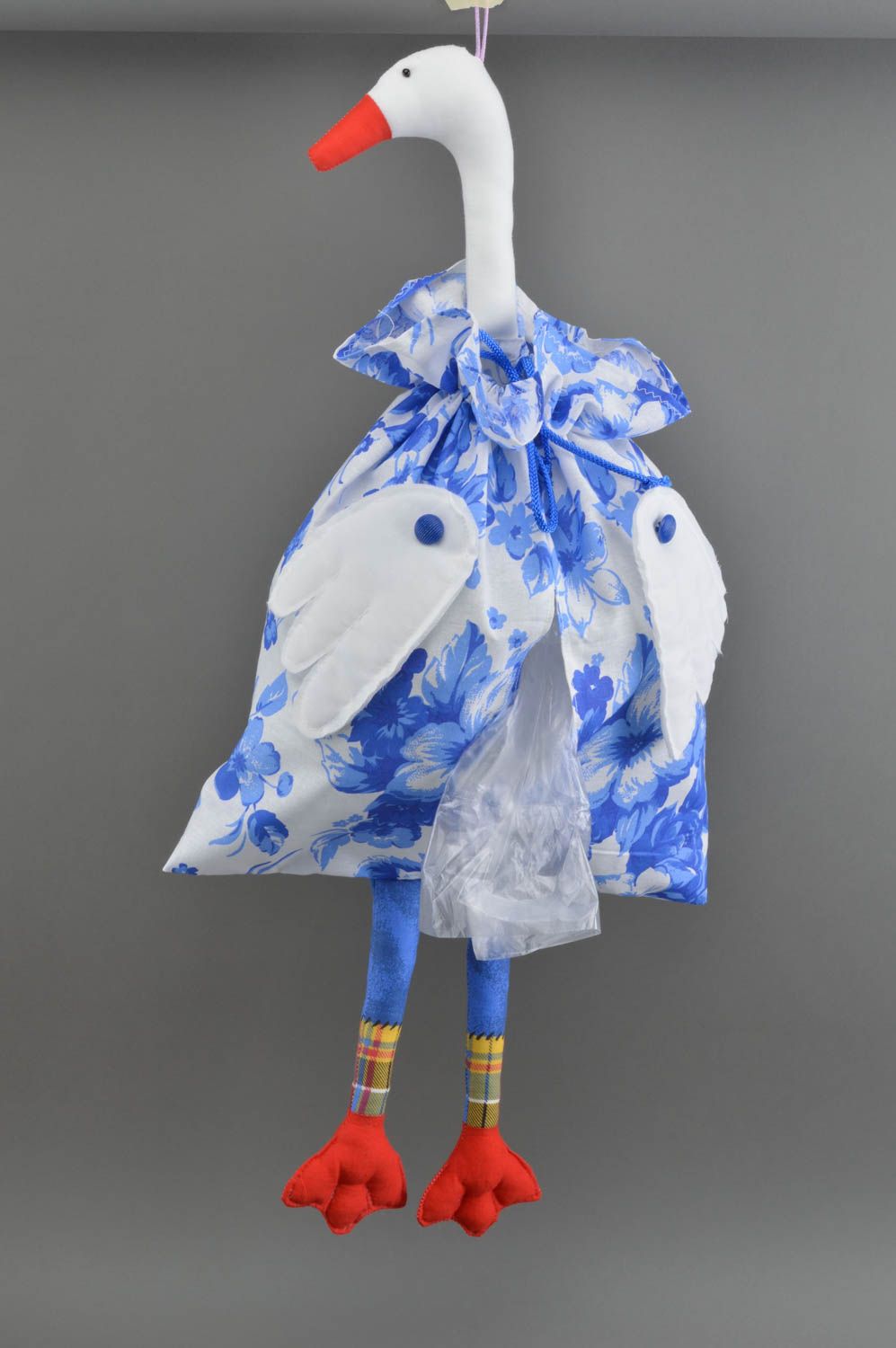 Текстильная кукла для пакетов ручной работы авторская красивая в виде гуся фото 1