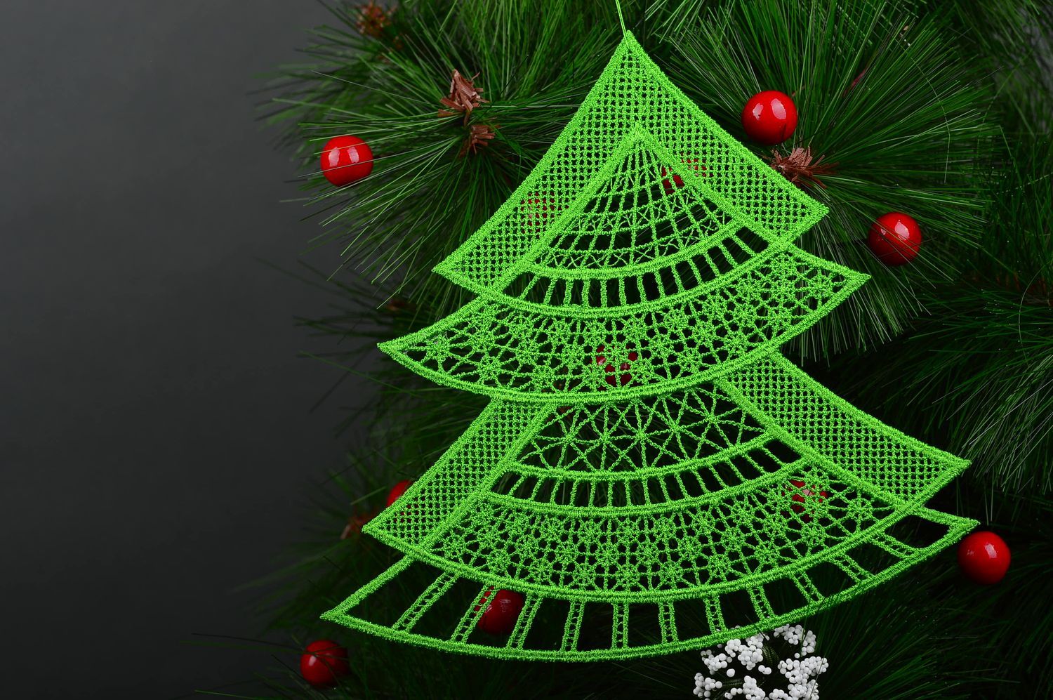 Deko für Weihnachten grüner Tannenbaum Schmuck handmade Deko Anhänger ajour foto 1