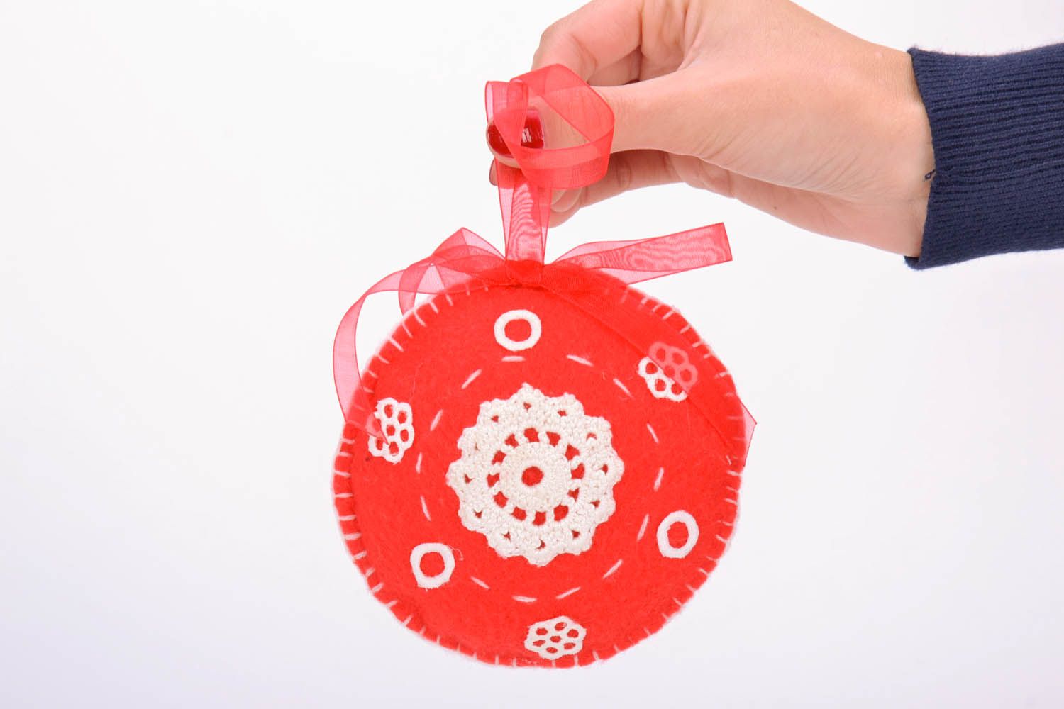 Brinquedo artesanal na árvore de Natal costurado a partir de lã e corduroy  e adornado com rendas foto 5