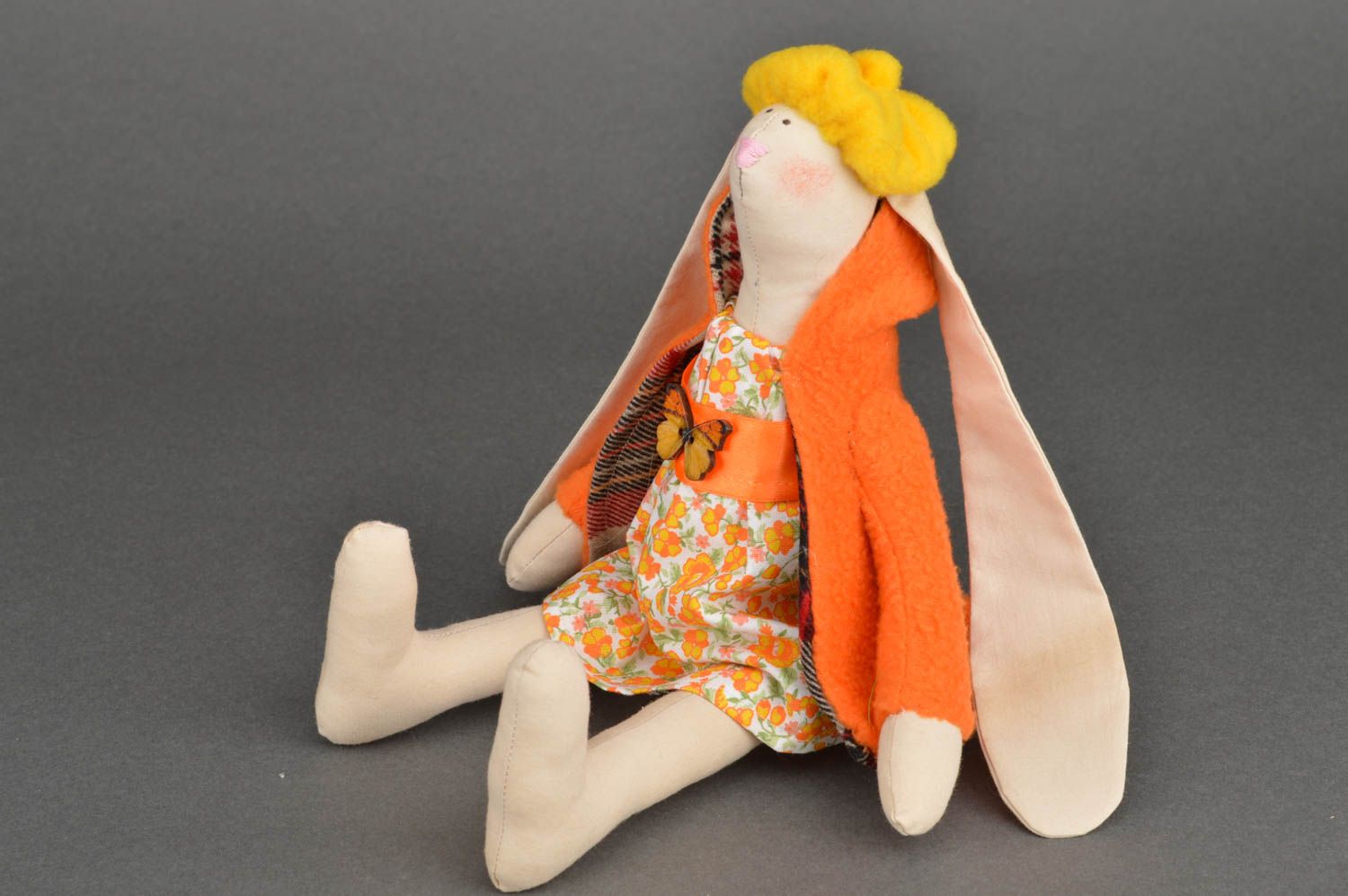 Мягкая игрушка зайка в оранжевом из ткани ручной работы красивая для детей фото 2