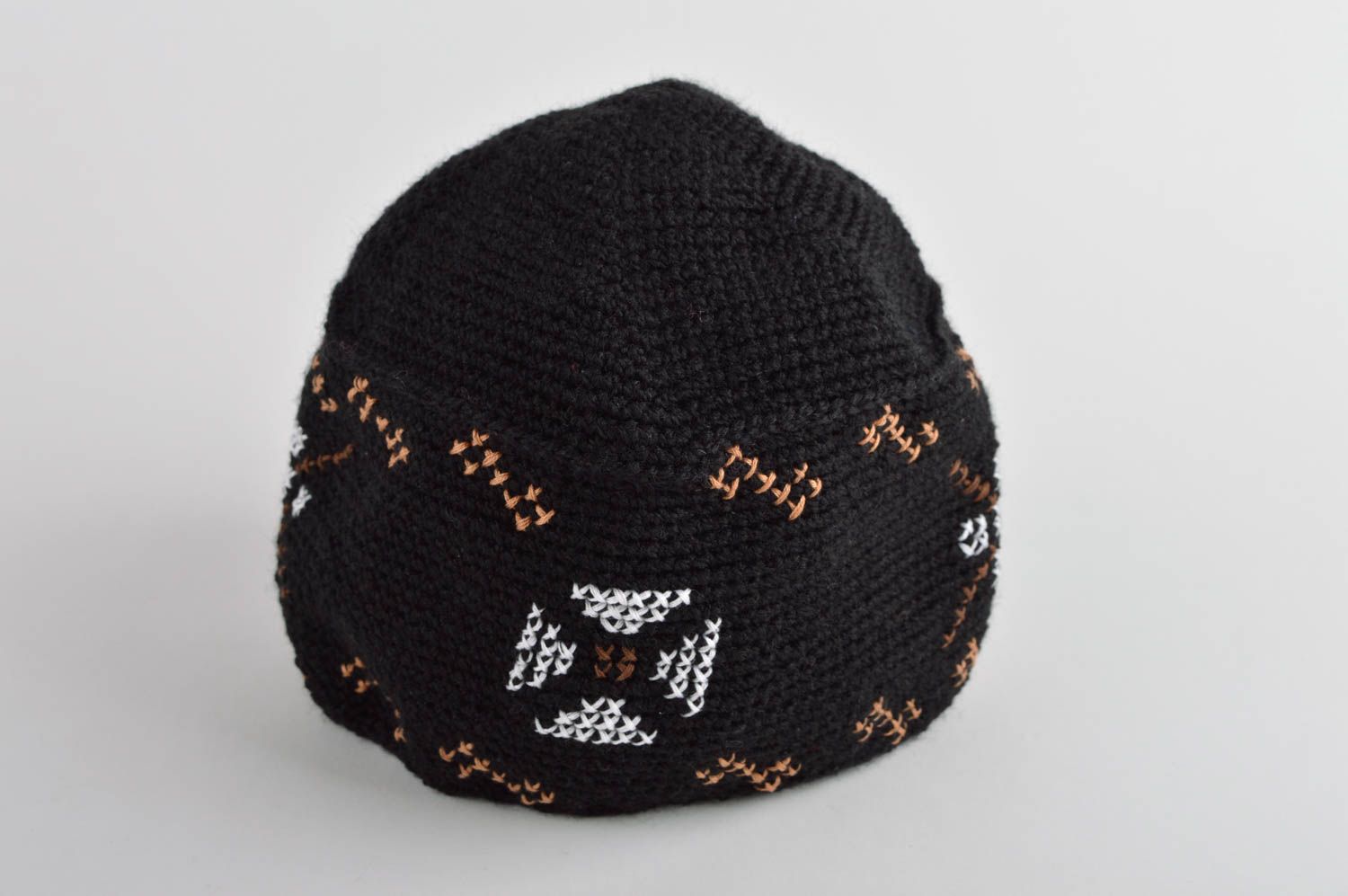 Dunkle gestrickte Mütze handmade warme Mütze modisches Accessoire mit Stickerei foto 3
