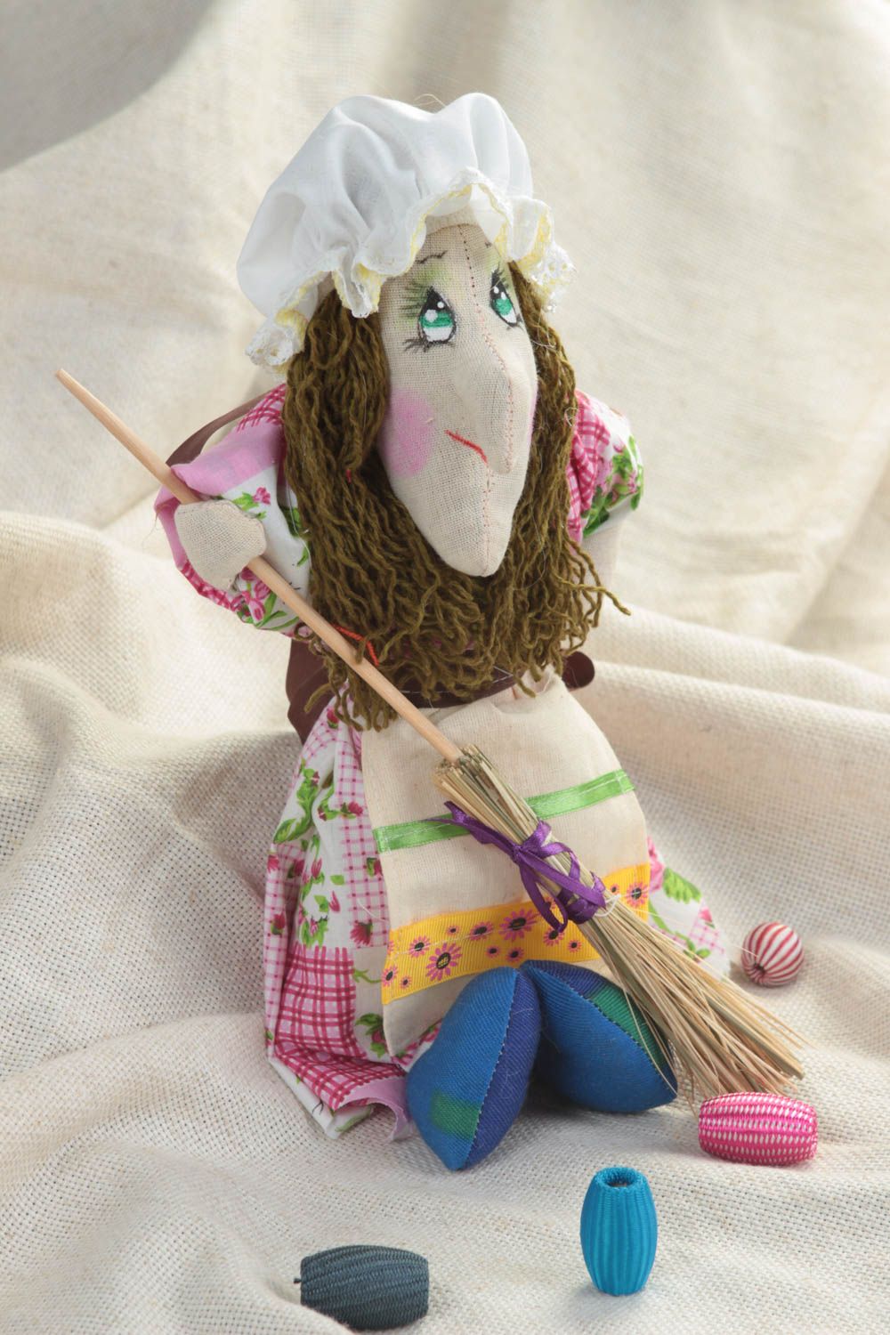 Игрушка кукла из ткани Баба яга с метлой смешная небольшая ручной работы фото 1