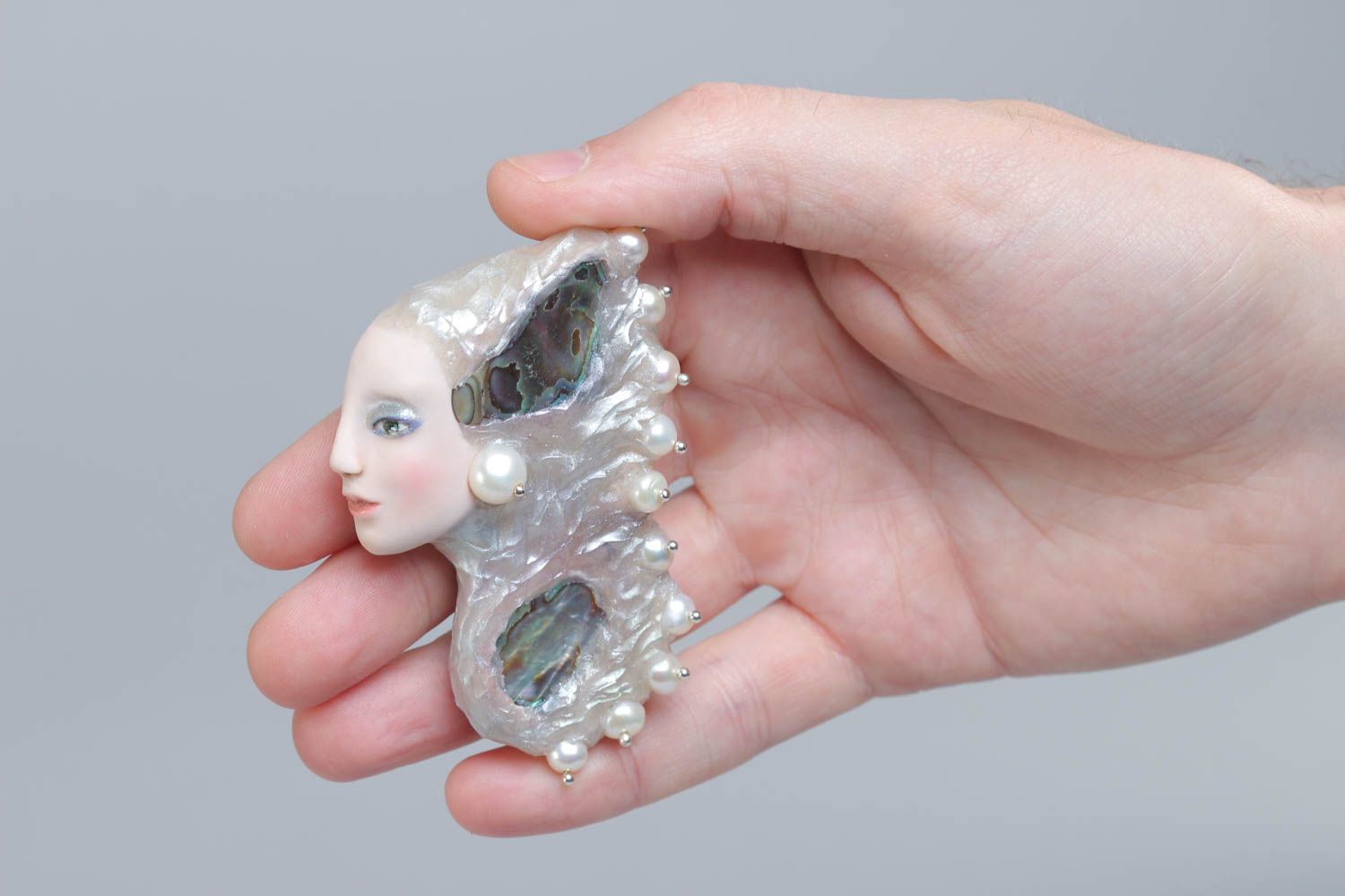 Handgemachte schöne Frauen Brosche aus Polymer Ton mit Perlen und Perlmutter  foto 5