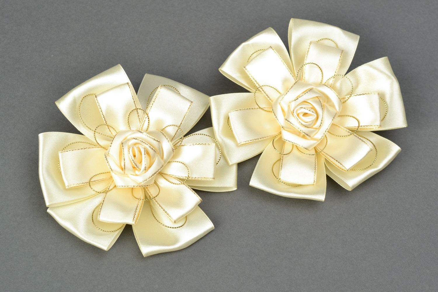 Set of satin ribbon scrunchies in the shape of white roses photo 1