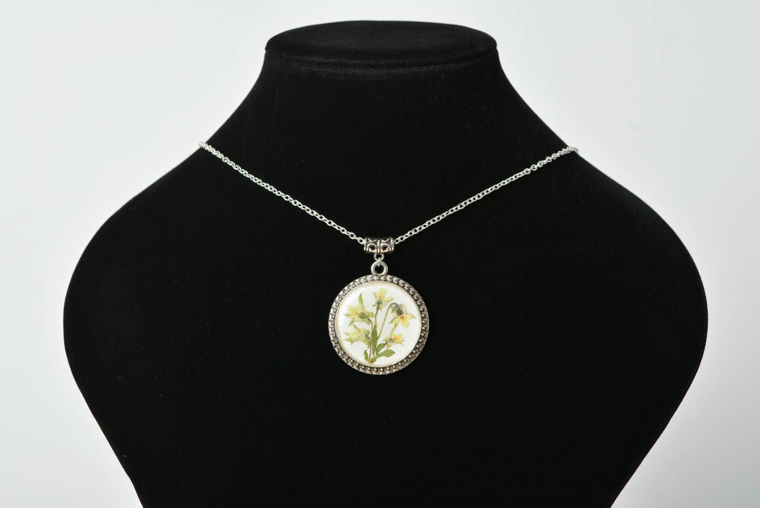 Handmade round metal vintage pendant with real flowers in epoxy resin on chain photo 2