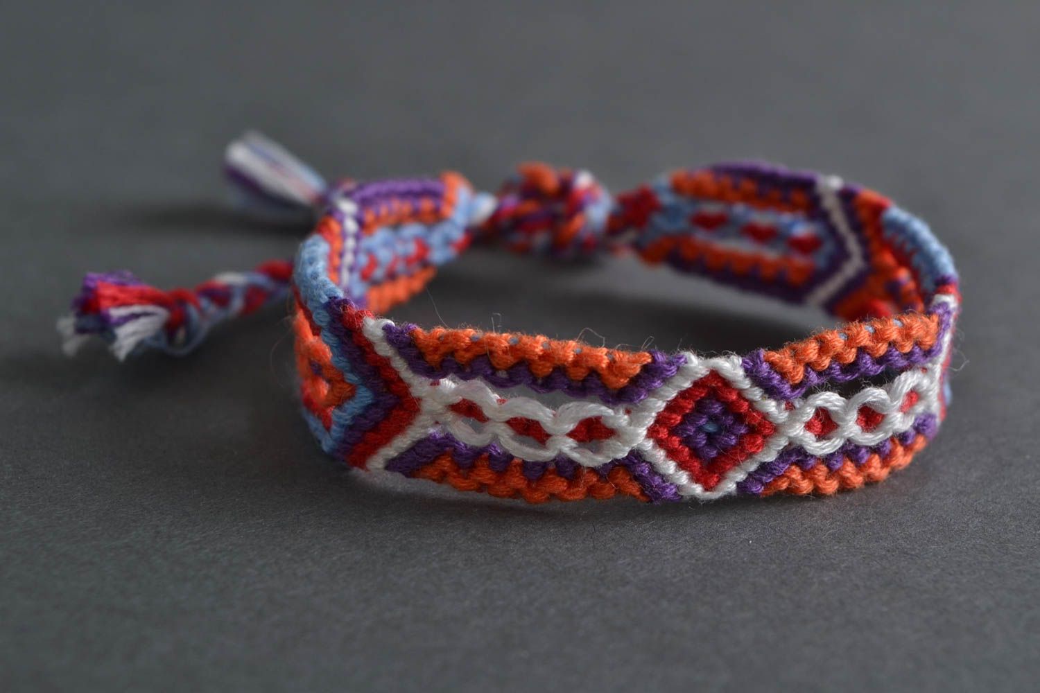Bracelet tressé en fils moulinés multicolore fait main macramé à motif original photo 1