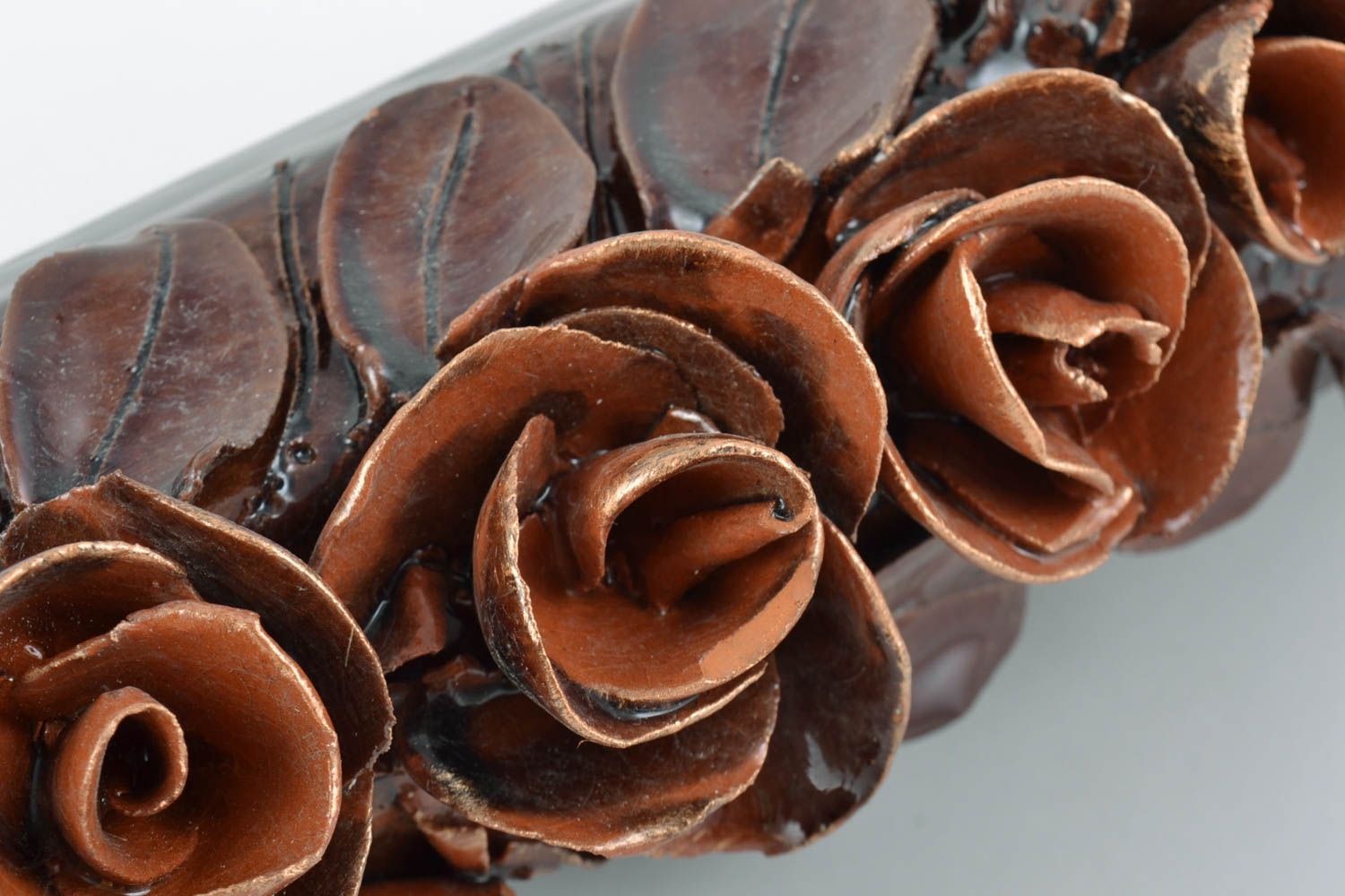Vase en terre cuite haut marron avec fleurs modelées original décor fait main photo 3