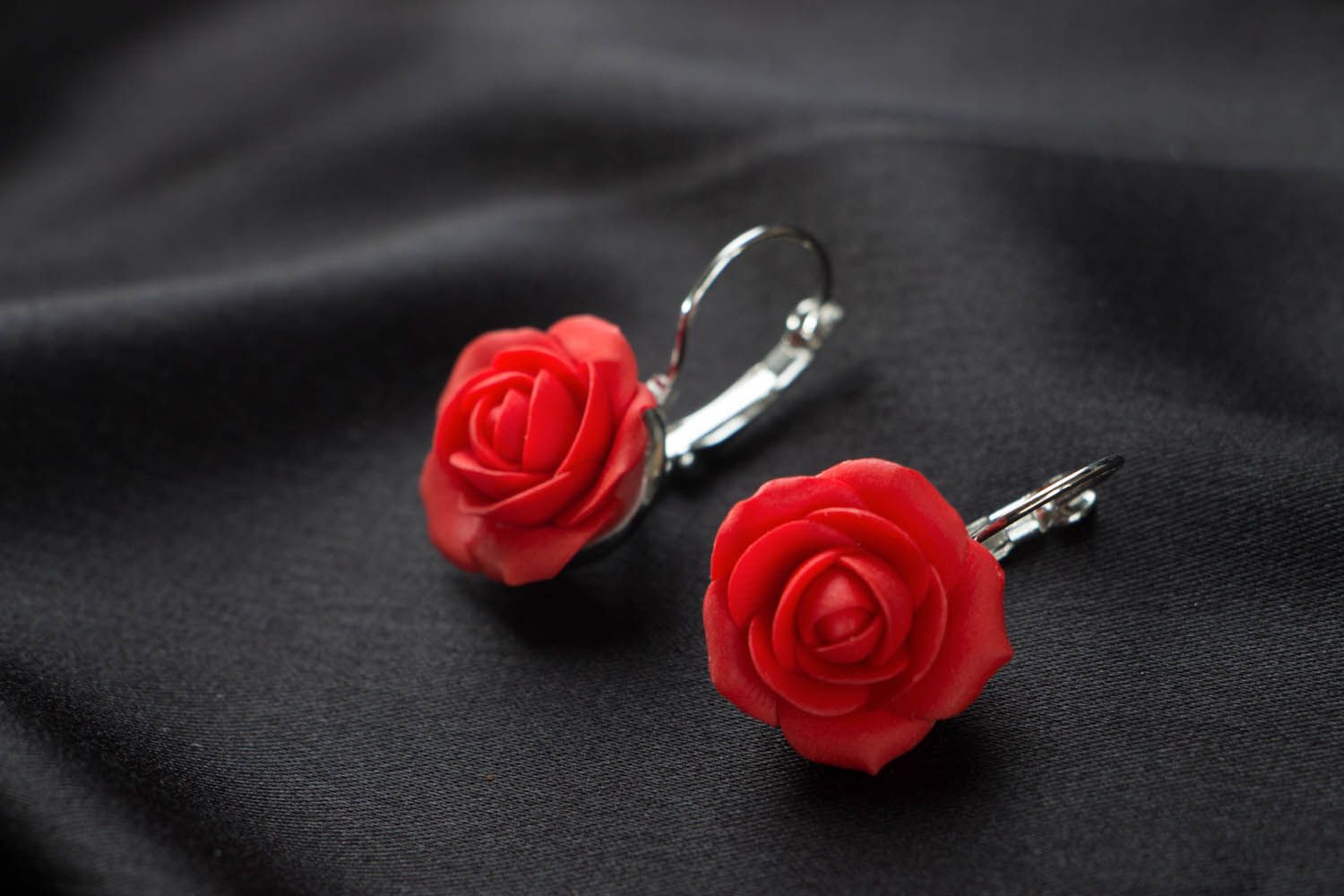 Boucles d'oreilles artisanales en forme de roses rouges photo 2