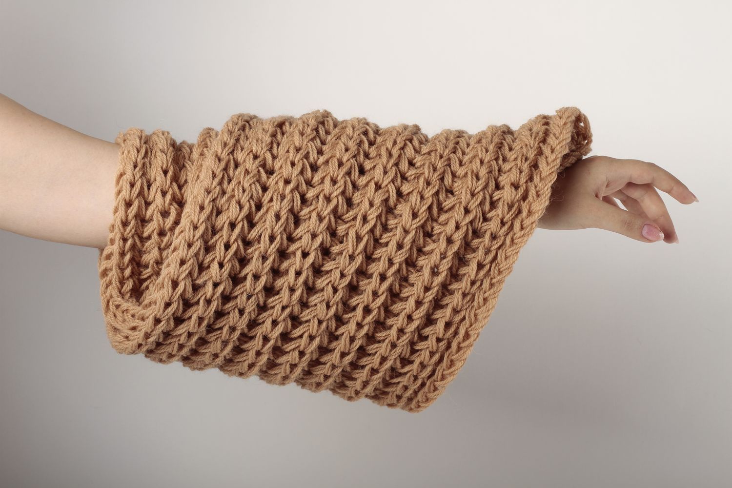 Écharpe beige faite main Vêtement femme tricot en laine large Idée cadeau photo 1
