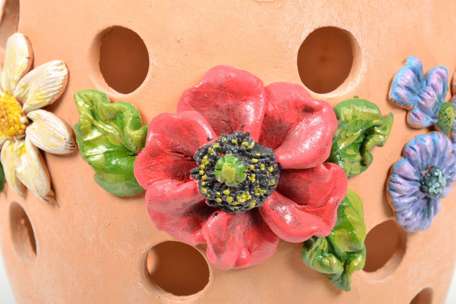 Bougeoir en terre cuite fait main en forme de vase avec éléments modelés fleurs photo 4
