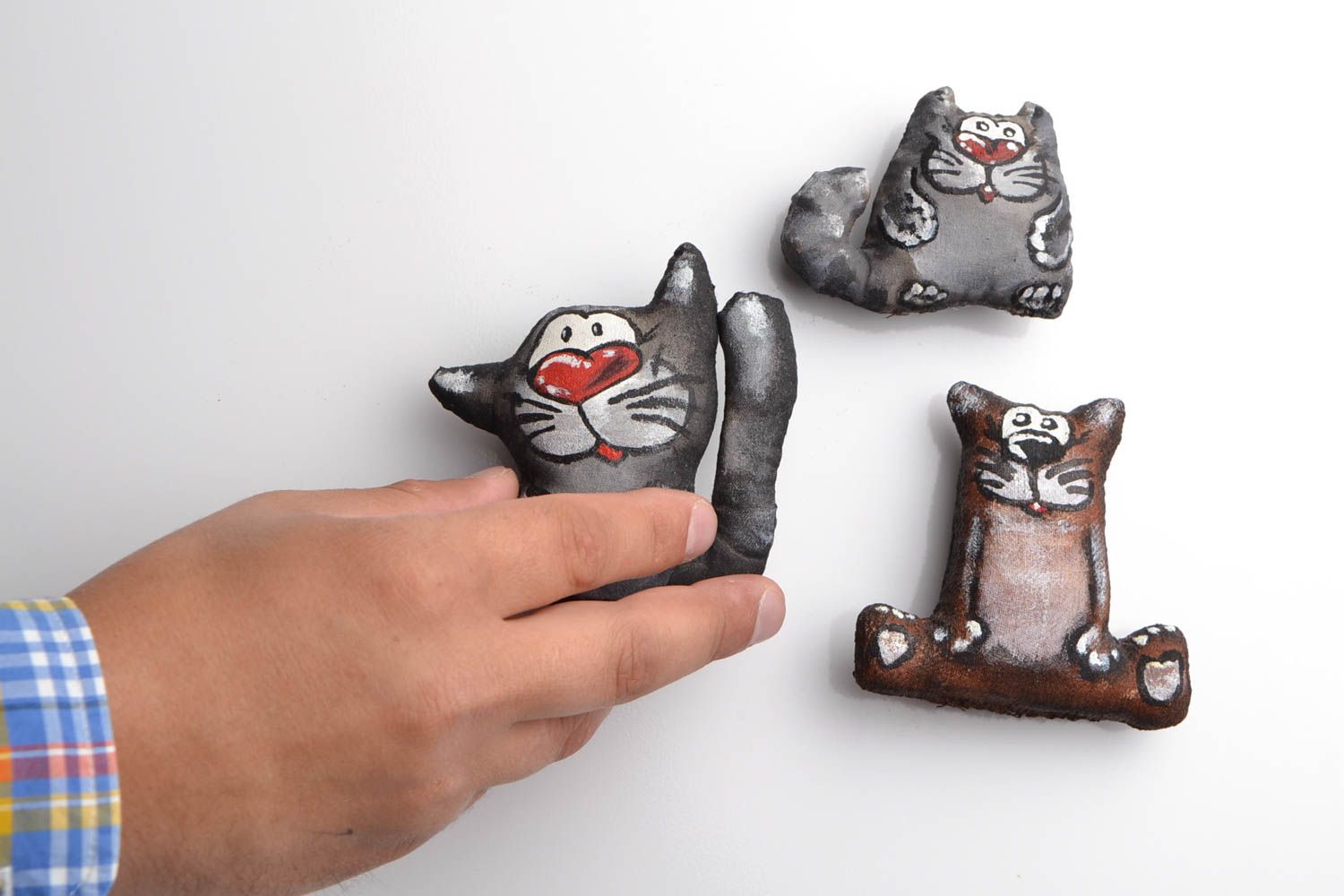 Set of 3 handmade designer flavored fabric soft fridge magnets toys Cats photo 2