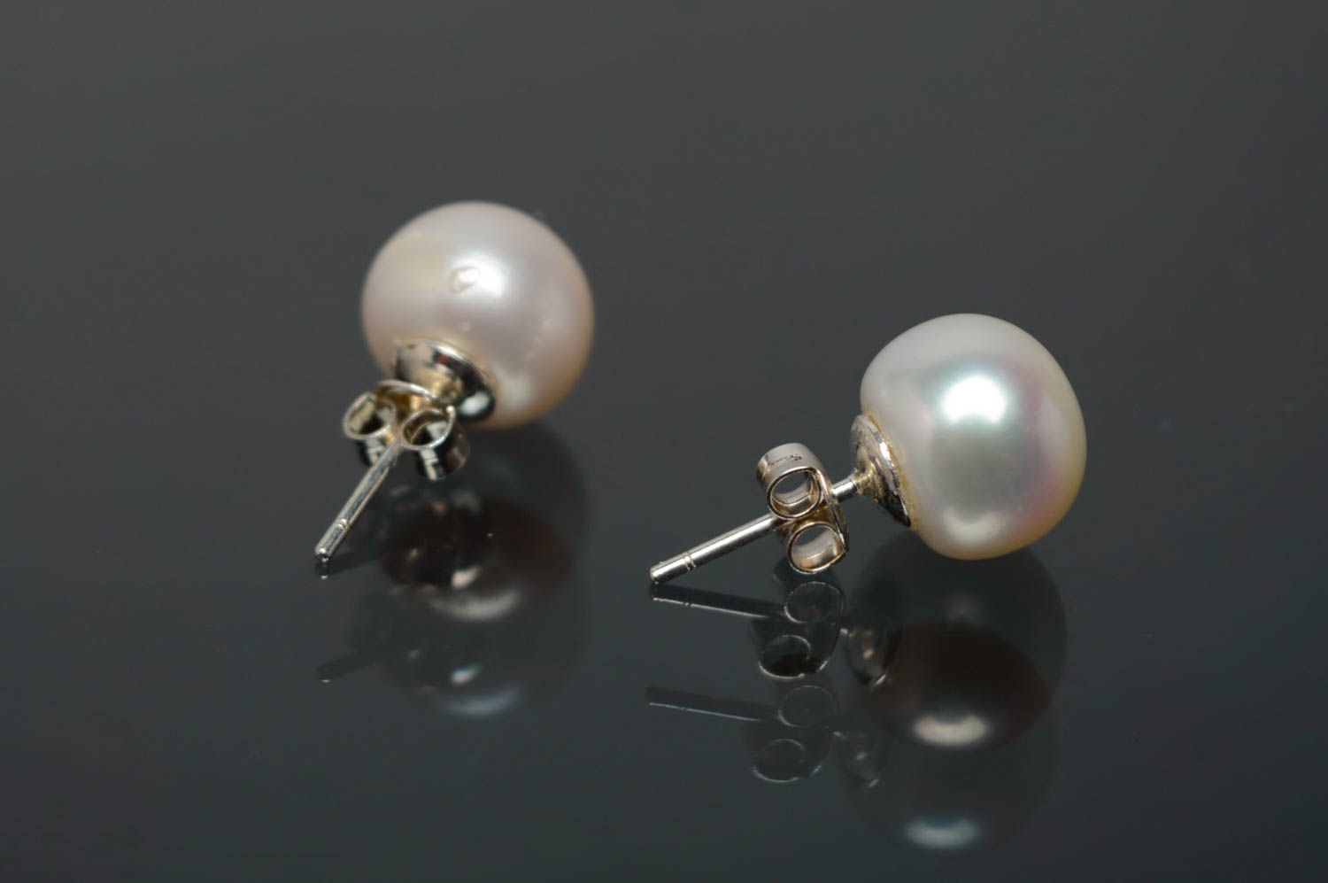 Silver earrings with pearls of white color photo 2