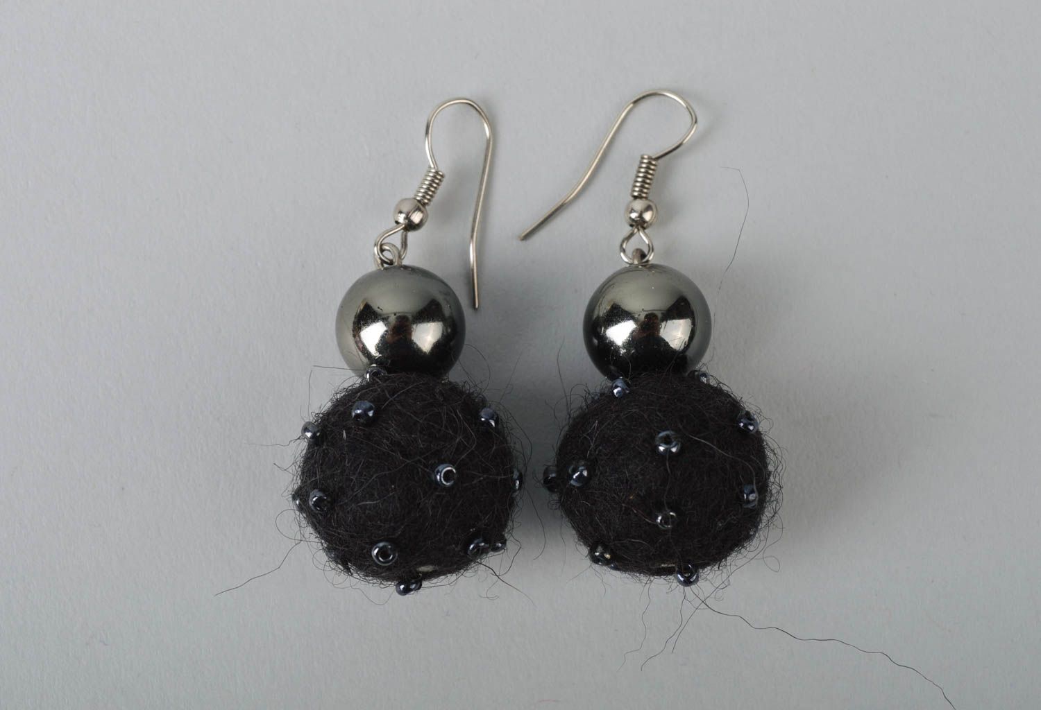Schöne gefilzte Ohrringe aus Wolle mit Rocailles handmade schwarze Kugeln foto 2