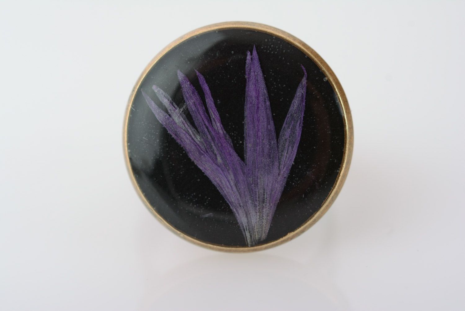Металлическое кольцо с живым цветком в эпоксидной смоле ручной работы винтажное фото 2