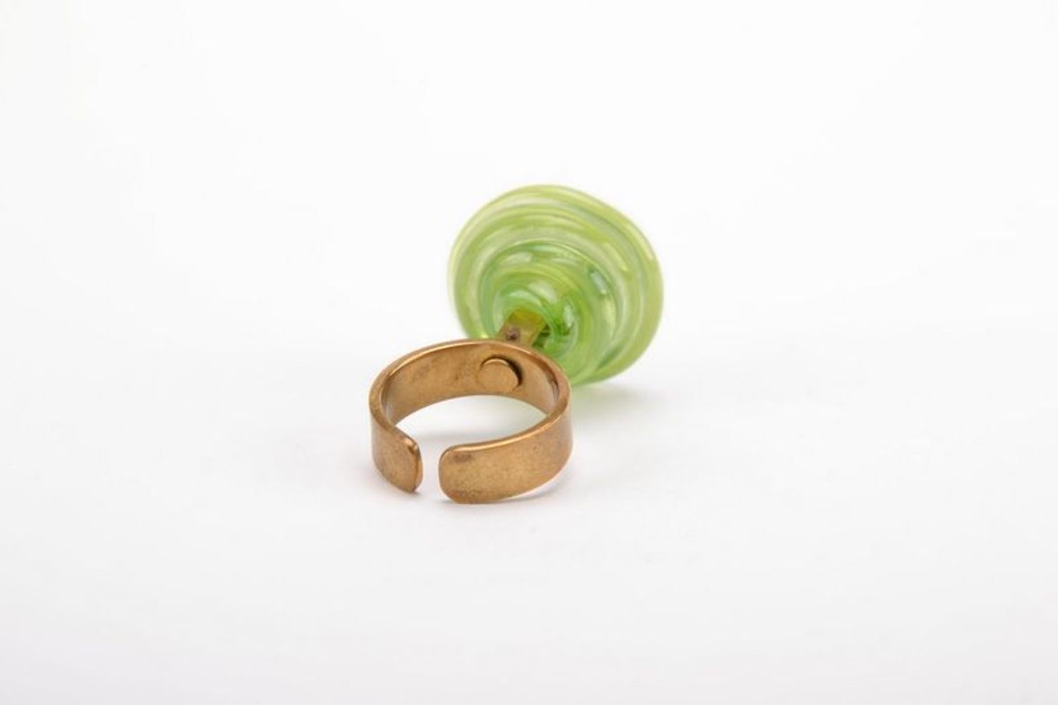 Перстень зеленый кольцо из стекла и металла фото 3