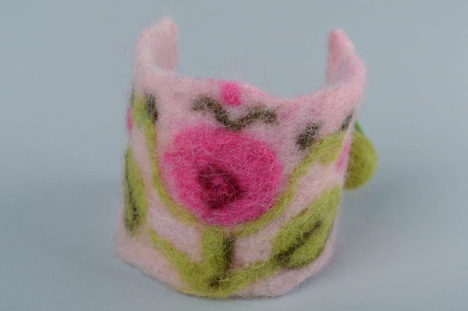 Розовый наручный браслет в технике мокрого валяния ручной работы Розочки фото 2